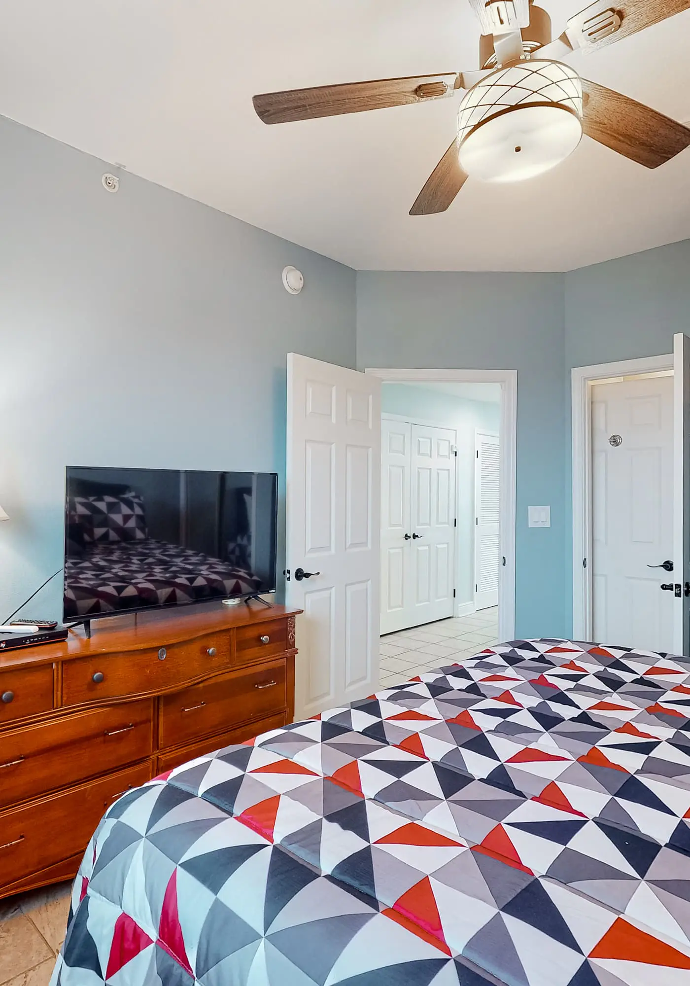 Oceanfront 10th-floor condo with balcony, great view, W&D, & pool access
