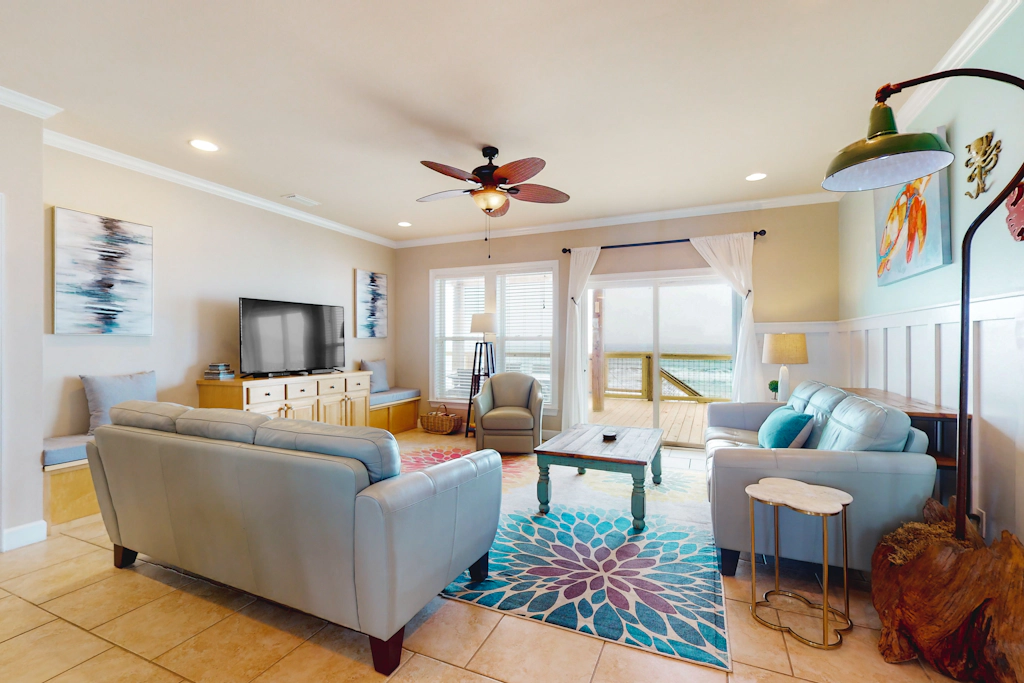 Oceanfront home with ocean views, private washer/dryer & lower deck