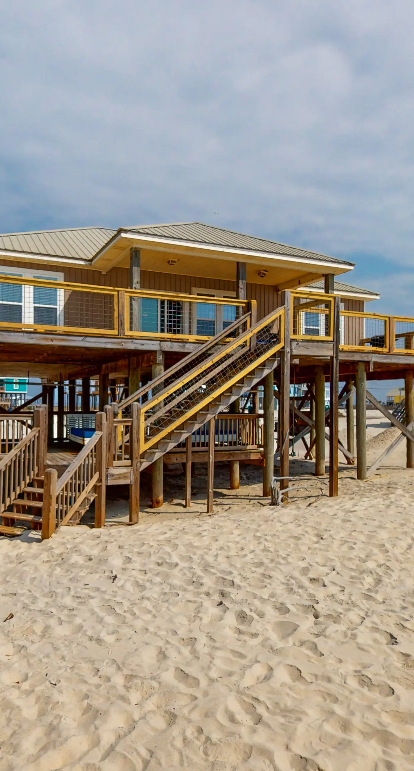 Oceanfront home with ocean views, private washer/dryer & lower deck