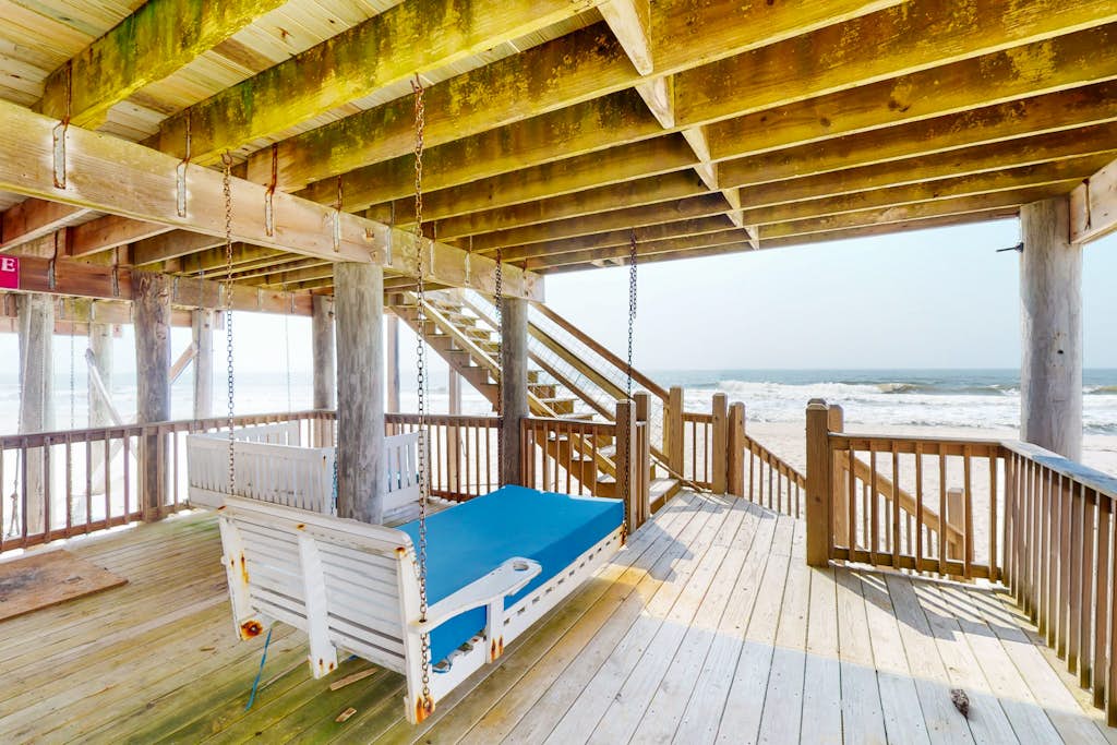 Oceanfront home with ocean views, private washer/dryer & lower deck