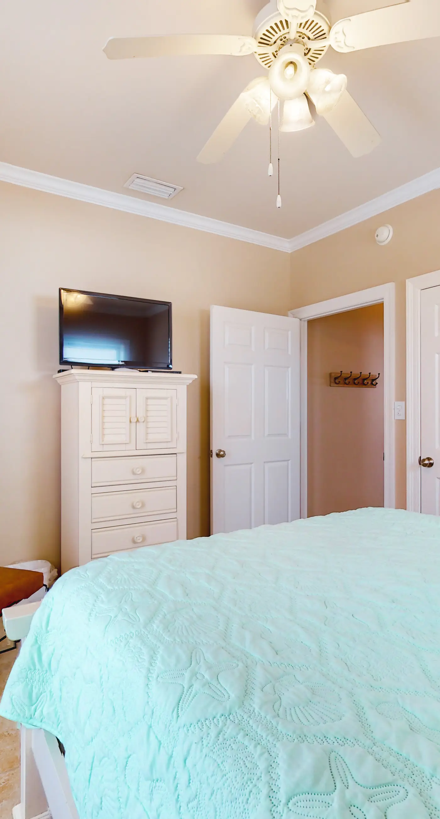 Oceanfront home with ocean views, private washer/dryer & lower deck