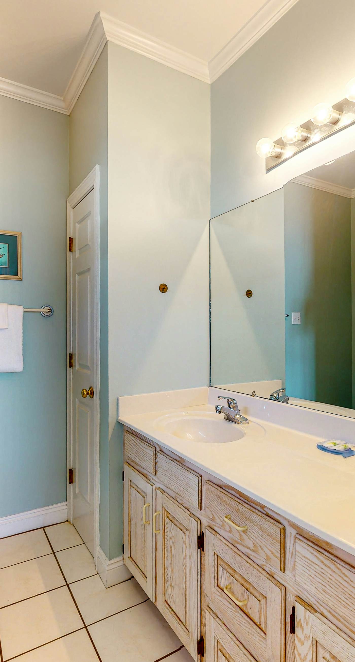 Fantastic beachfront home with full kitchen, central AC, & washer,dryer