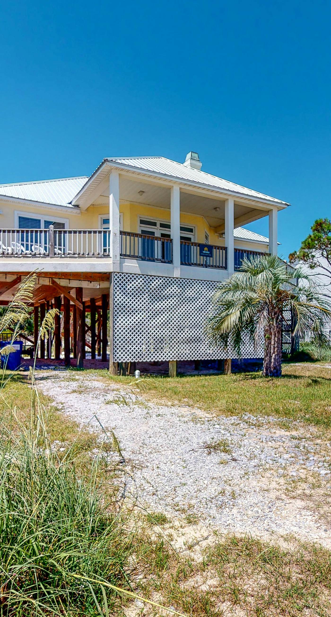 Fantastic beachfront home with full kitchen, central AC, & washer,dryer