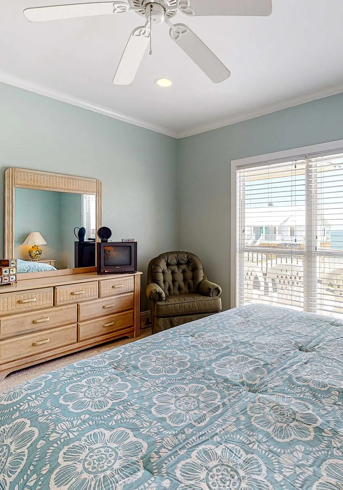 Fantastic beachfront home with full kitchen, central AC, & washer,dryer