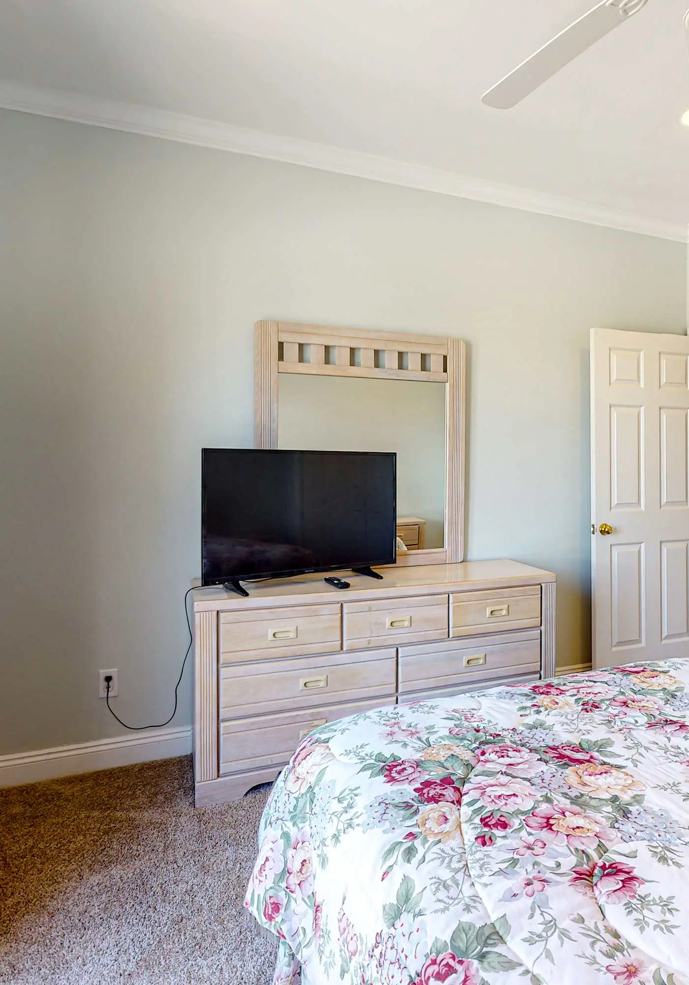 Fantastic beachfront home with full kitchen, central AC, & washer,dryer