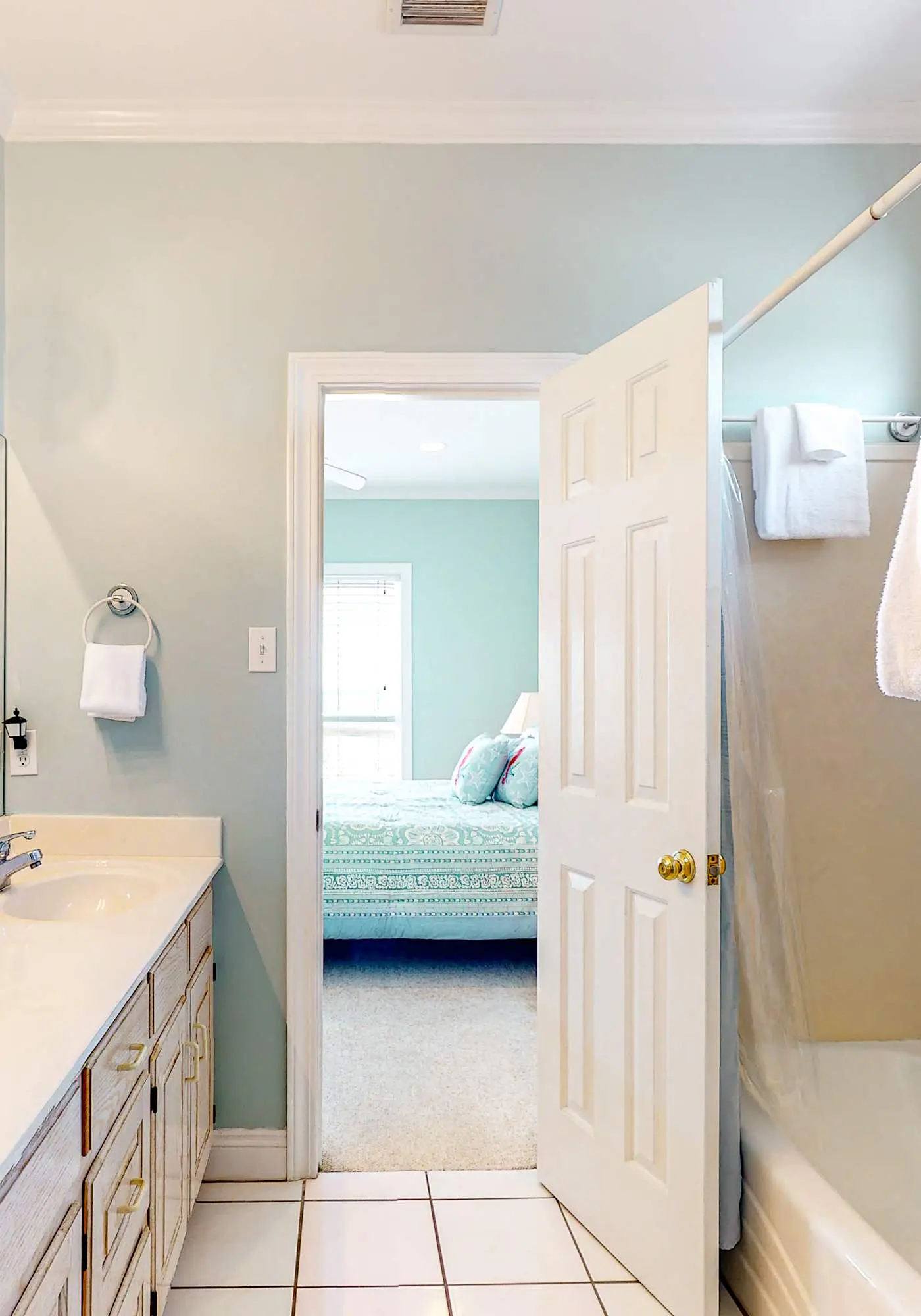 Fantastic beachfront home with full kitchen, central AC, & washer,dryer