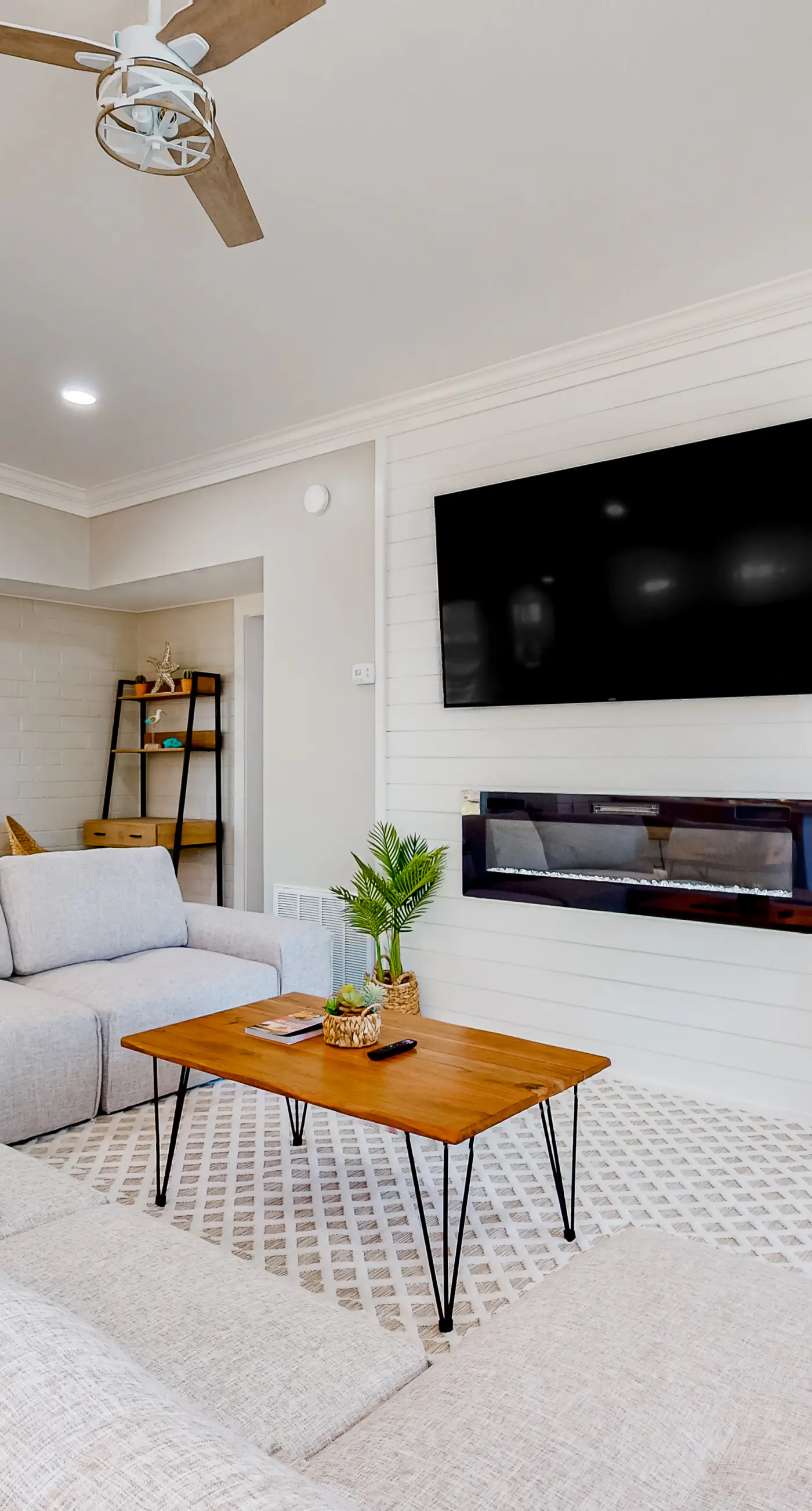 Modern dog-friendly home in the heart of island with hot tub & screened lanai