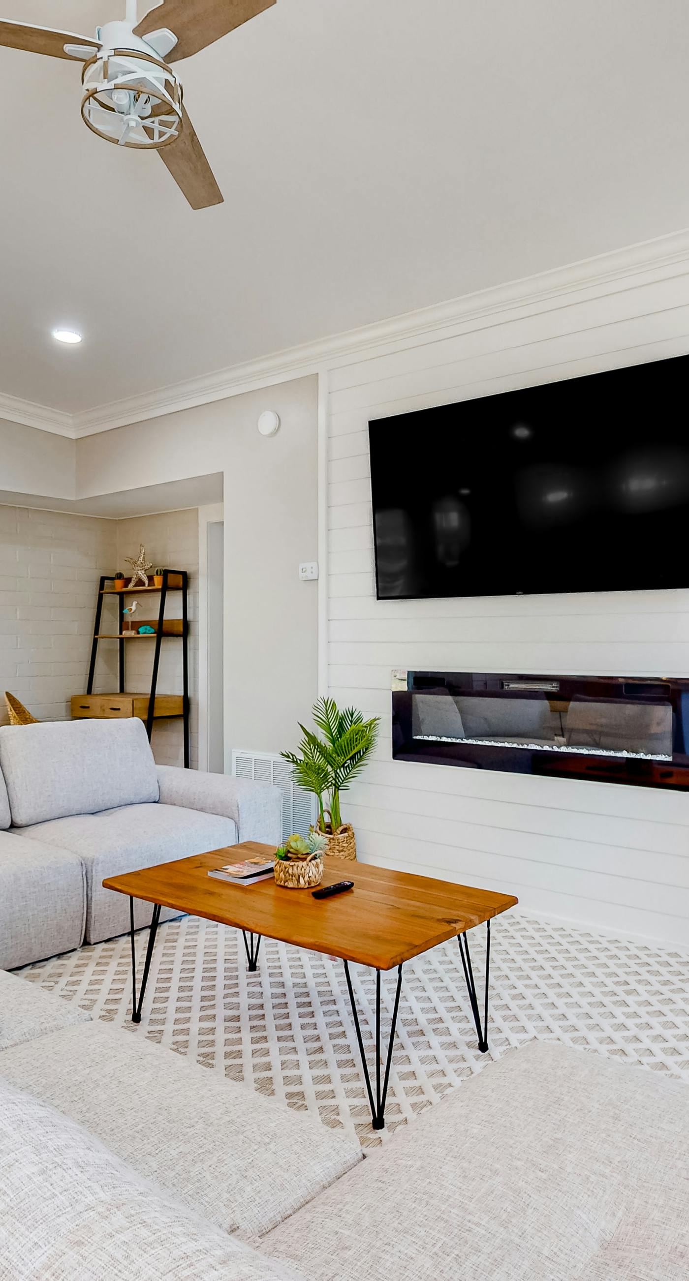 Modern dog-friendly home in the heart of island with hot tub & screened lanai