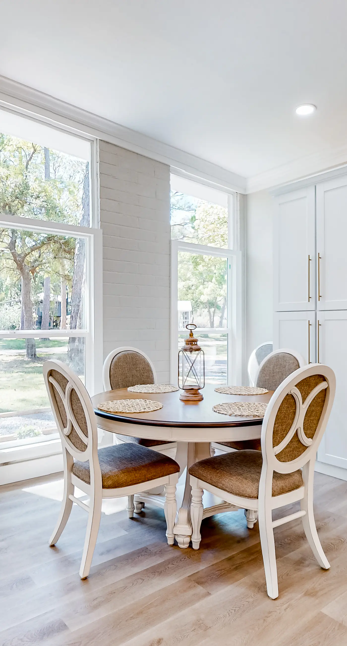 Modern dog-friendly home in the heart of island with hot tub & screened lanai