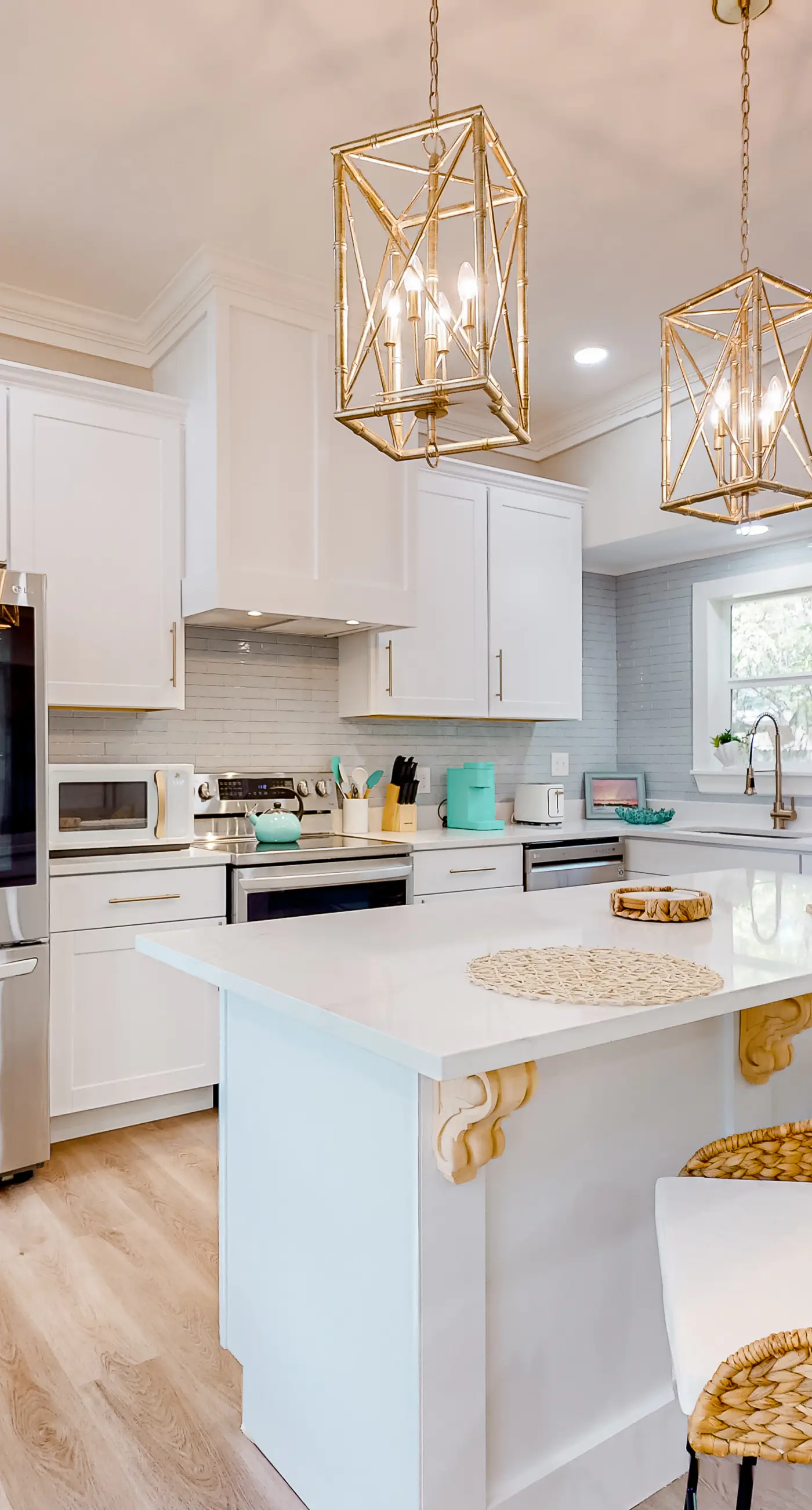 Modern dog-friendly home in the heart of island with hot tub & screened lanai