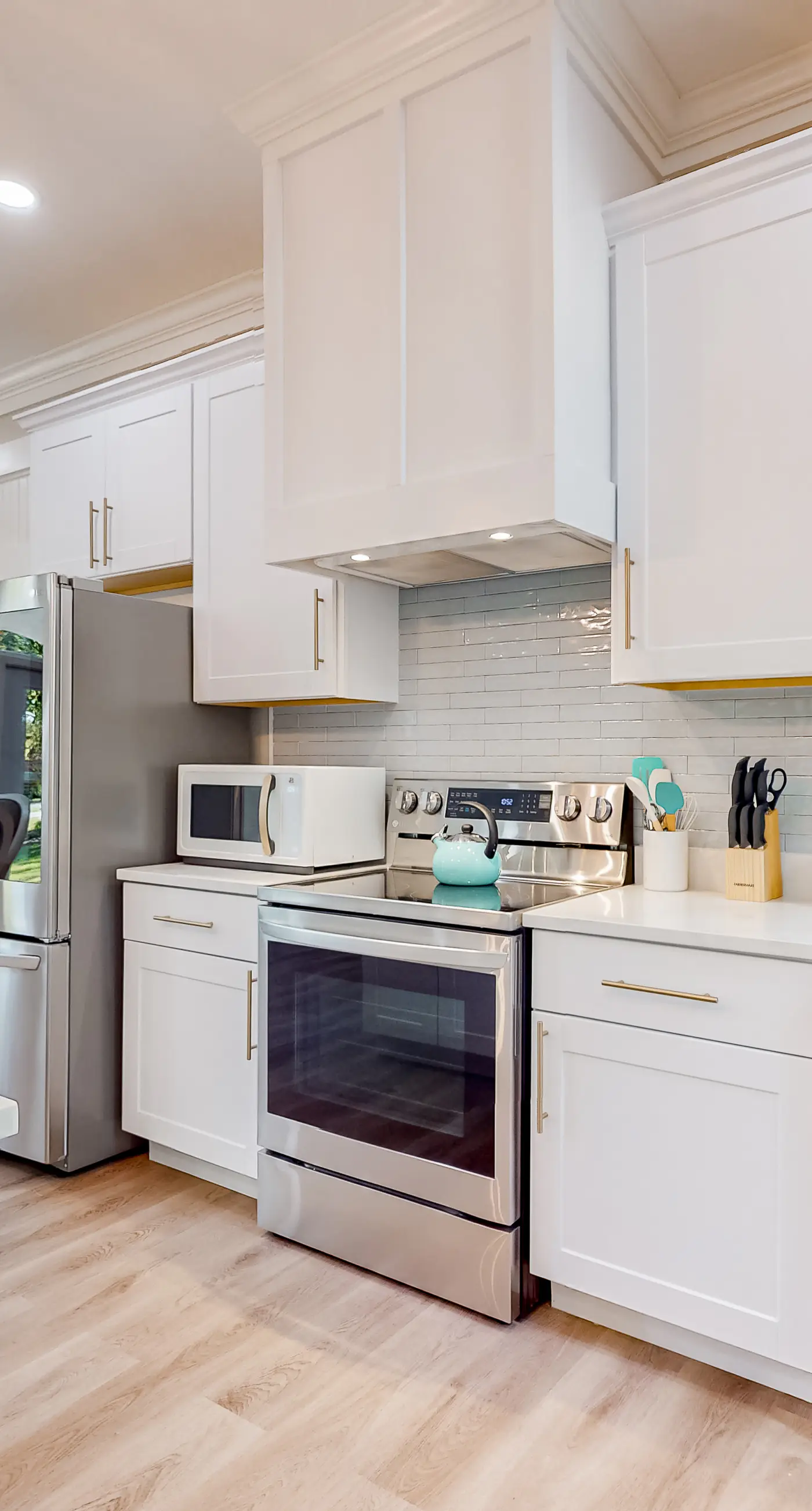 Modern dog-friendly home in the heart of island with hot tub & screened lanai