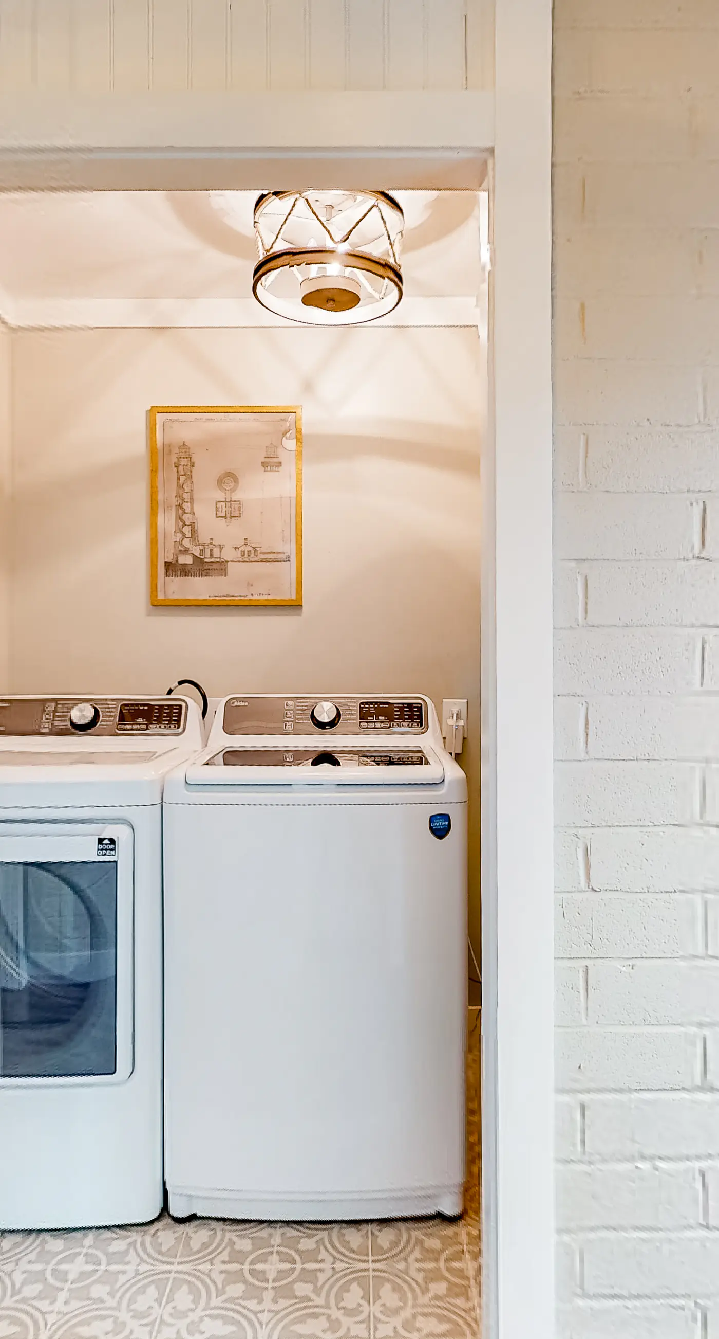 Modern dog-friendly home in the heart of island with hot tub & screened lanai