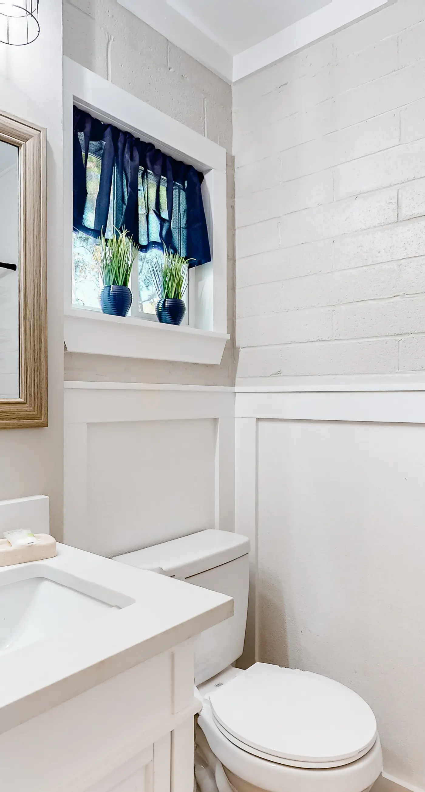 Modern dog-friendly home in the heart of island with hot tub & screened lanai