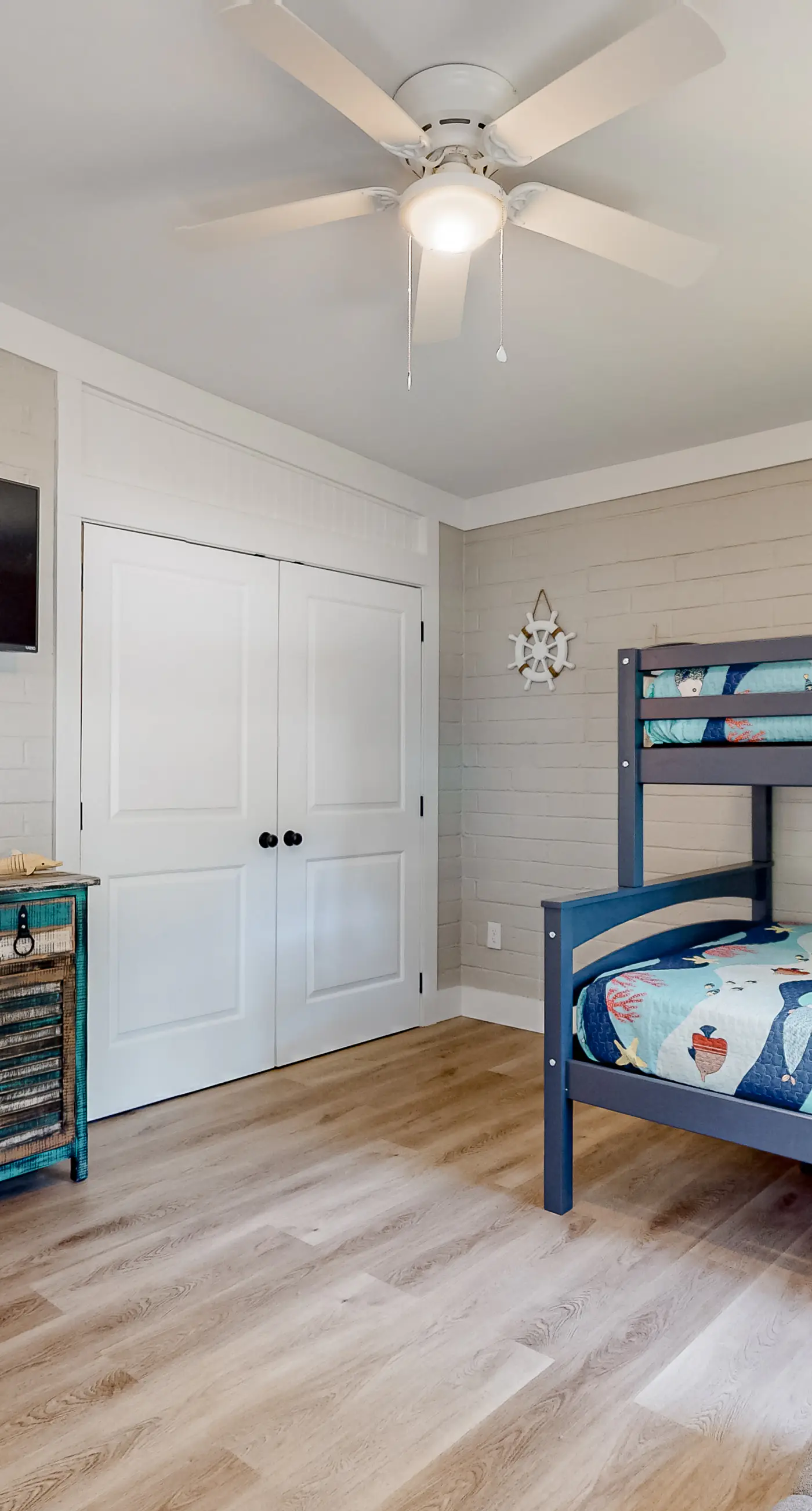 Modern dog-friendly home in the heart of island with hot tub & screened lanai