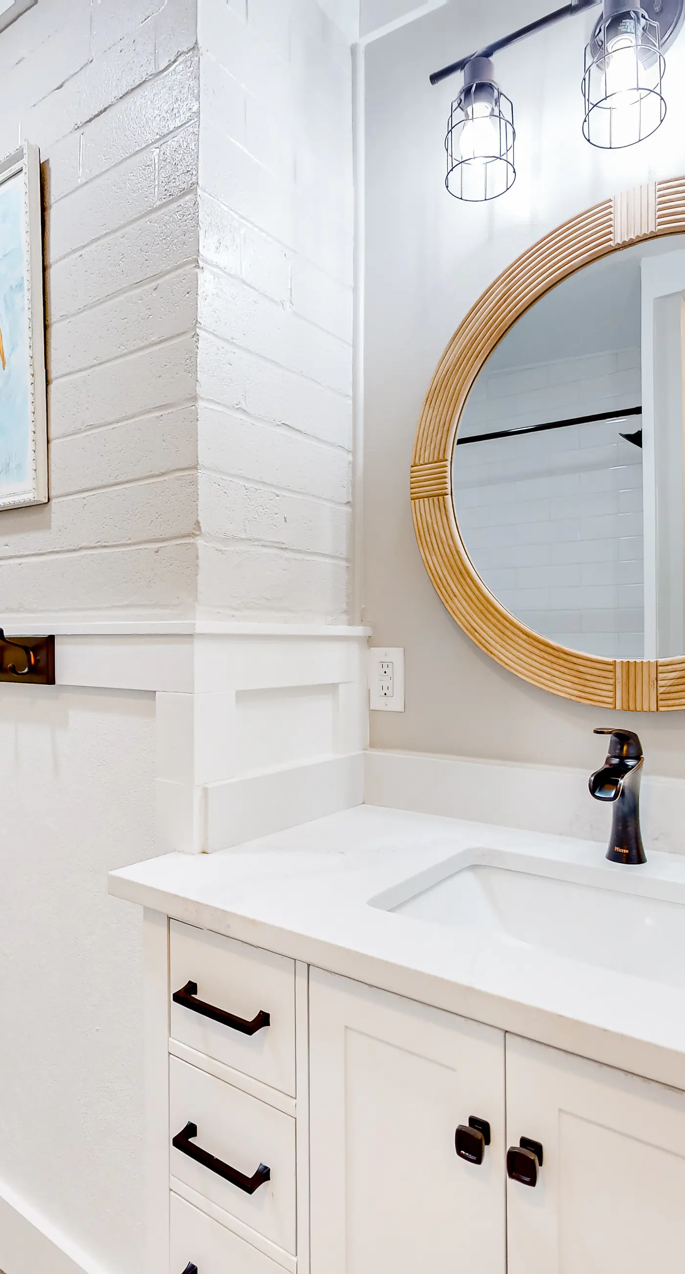 Modern dog-friendly home in the heart of island with hot tub & screened lanai