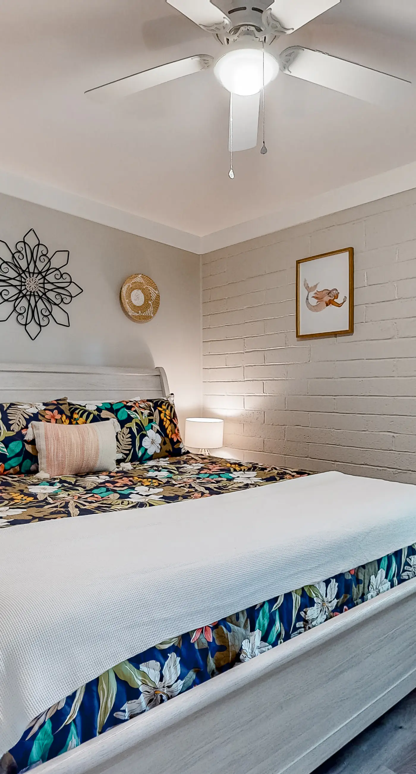 Modern dog-friendly home in the heart of island with hot tub & screened lanai