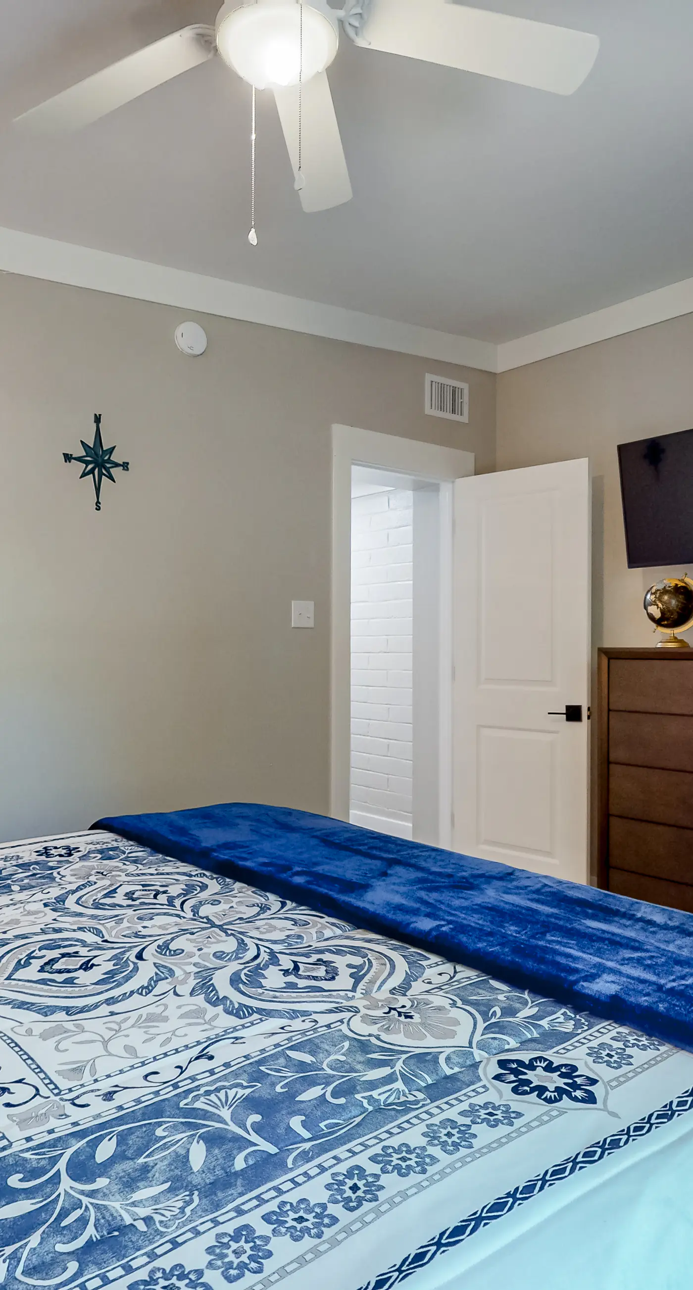 Modern dog-friendly home in the heart of island with hot tub & screened lanai