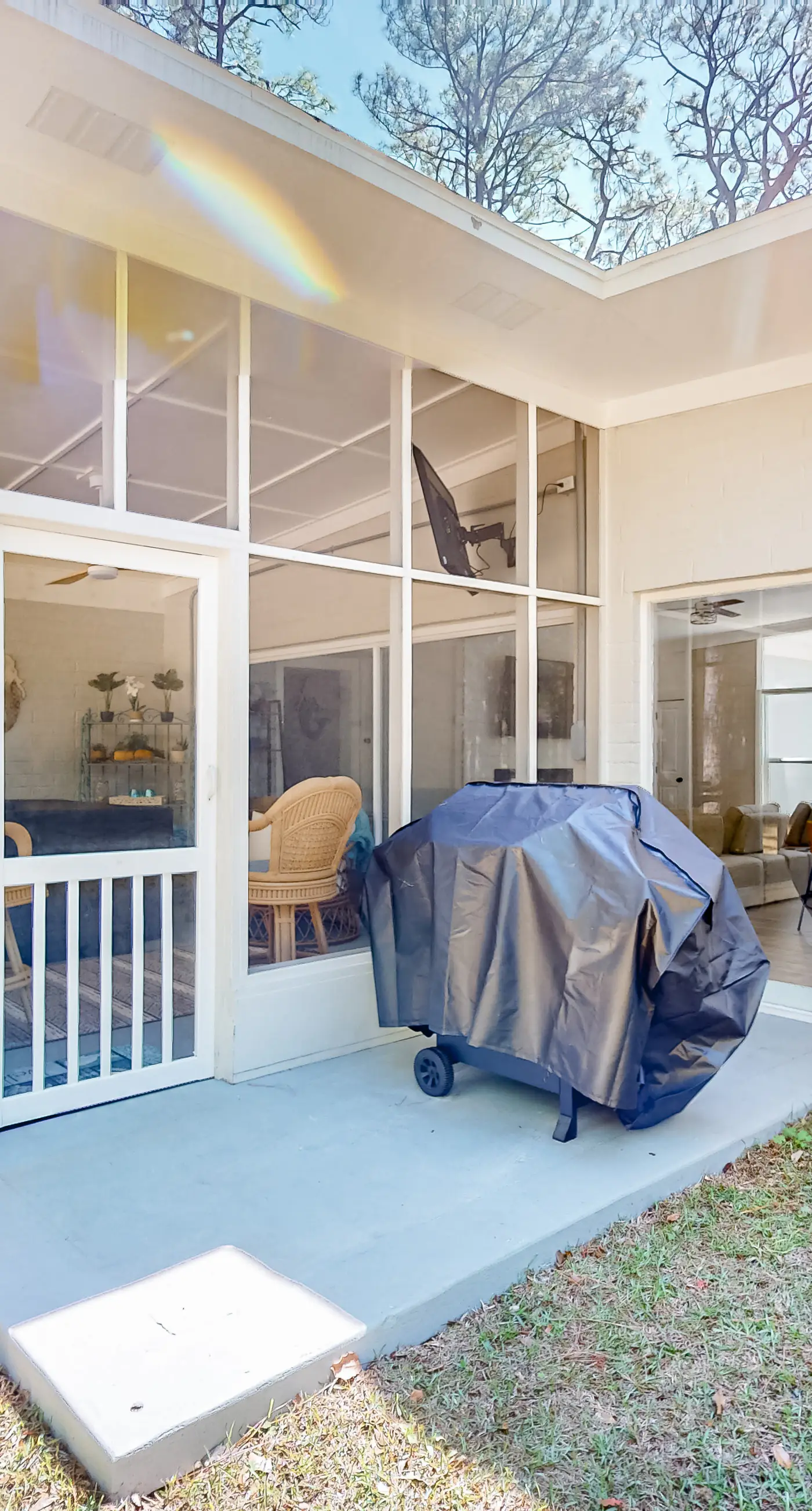 Modern dog-friendly home in the heart of island with hot tub & screened lanai