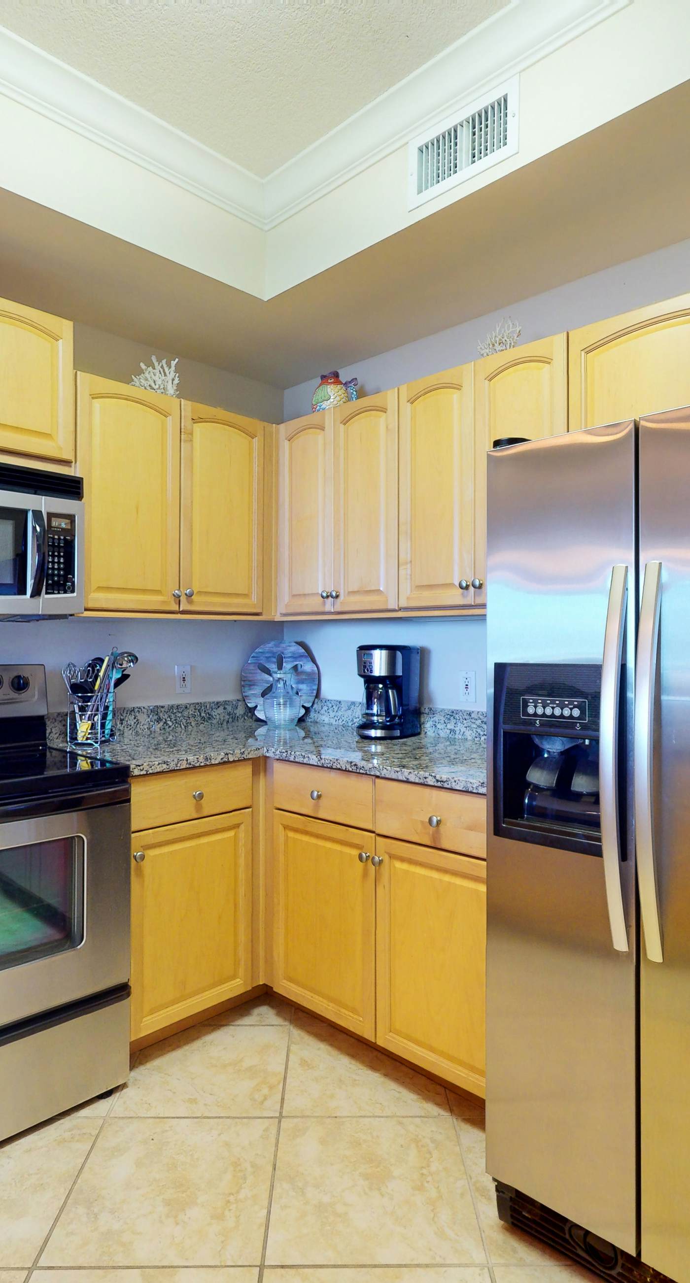 Beachfront condo with pool, hot tub, W/D, sauna, balcony, and tennis court