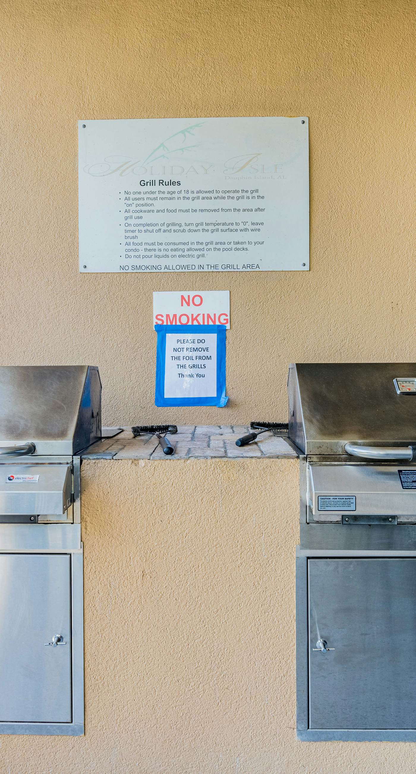 Beachfront condo with pool, hot tub, W/D, sauna, balcony, and tennis court