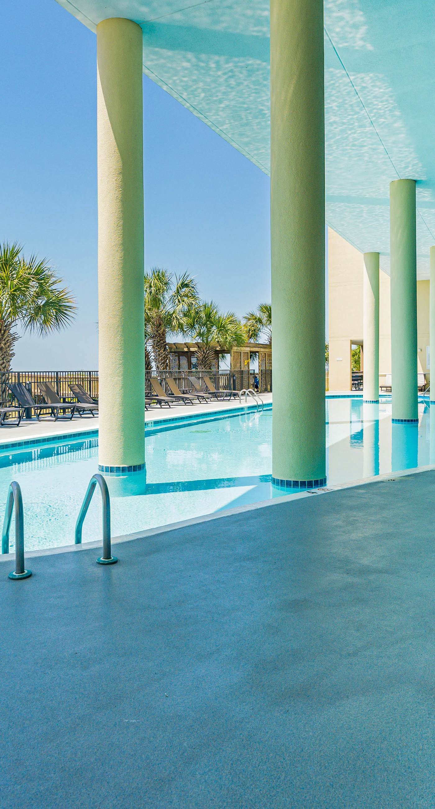 Beachfront condo with pool, hot tub, W/D, sauna, balcony, and tennis court