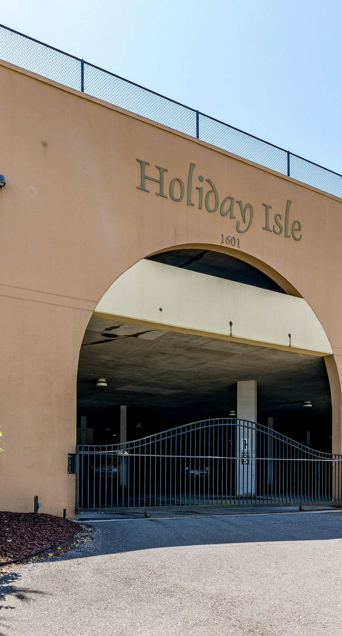 Beachfront condo with pool, hot tub, W/D, sauna, balcony, and tennis court