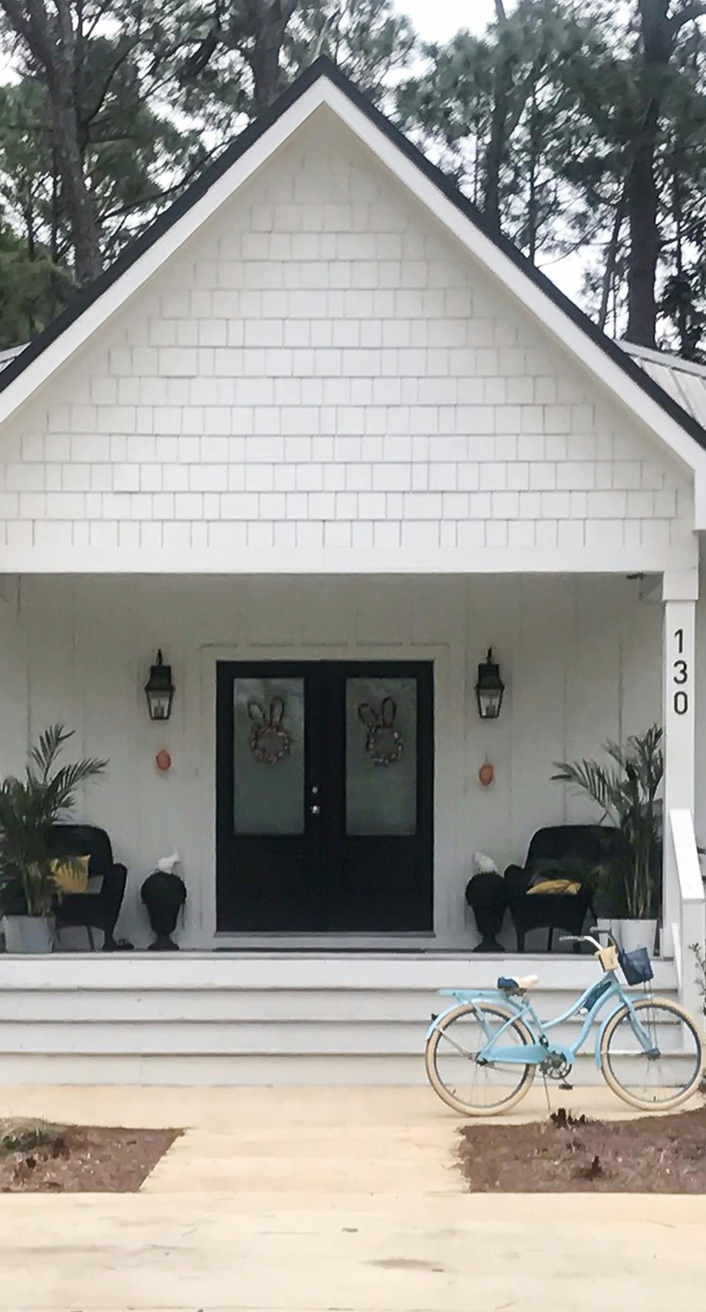 Cozy cottage located near the beach with gas grill, yard, & washer & dryer