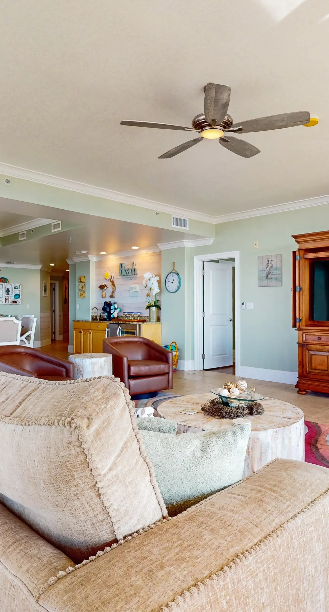 Beachfront condo with indoor & outdoor pools, hot tub, fitness center, tennis