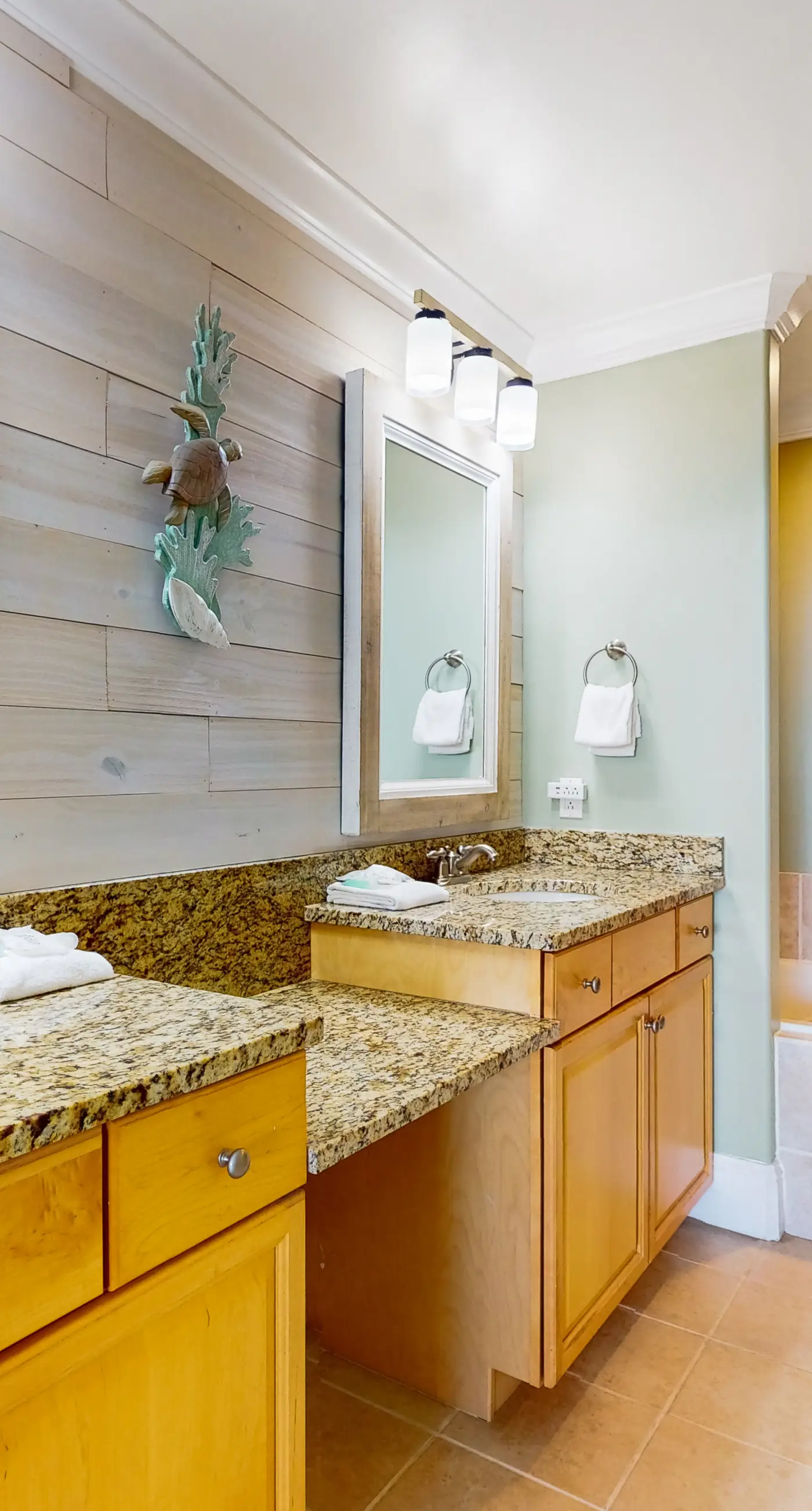 Beachfront condo with indoor & outdoor pools, hot tub, fitness center, tennis