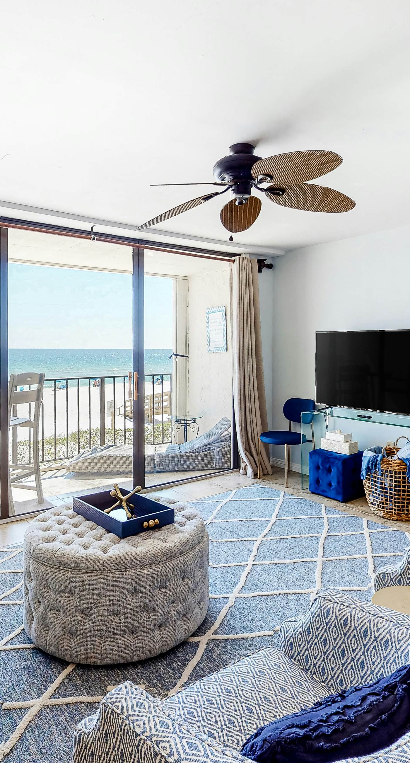 Beachfront beauty with private balcony, beach access, & shared pool,hot tub