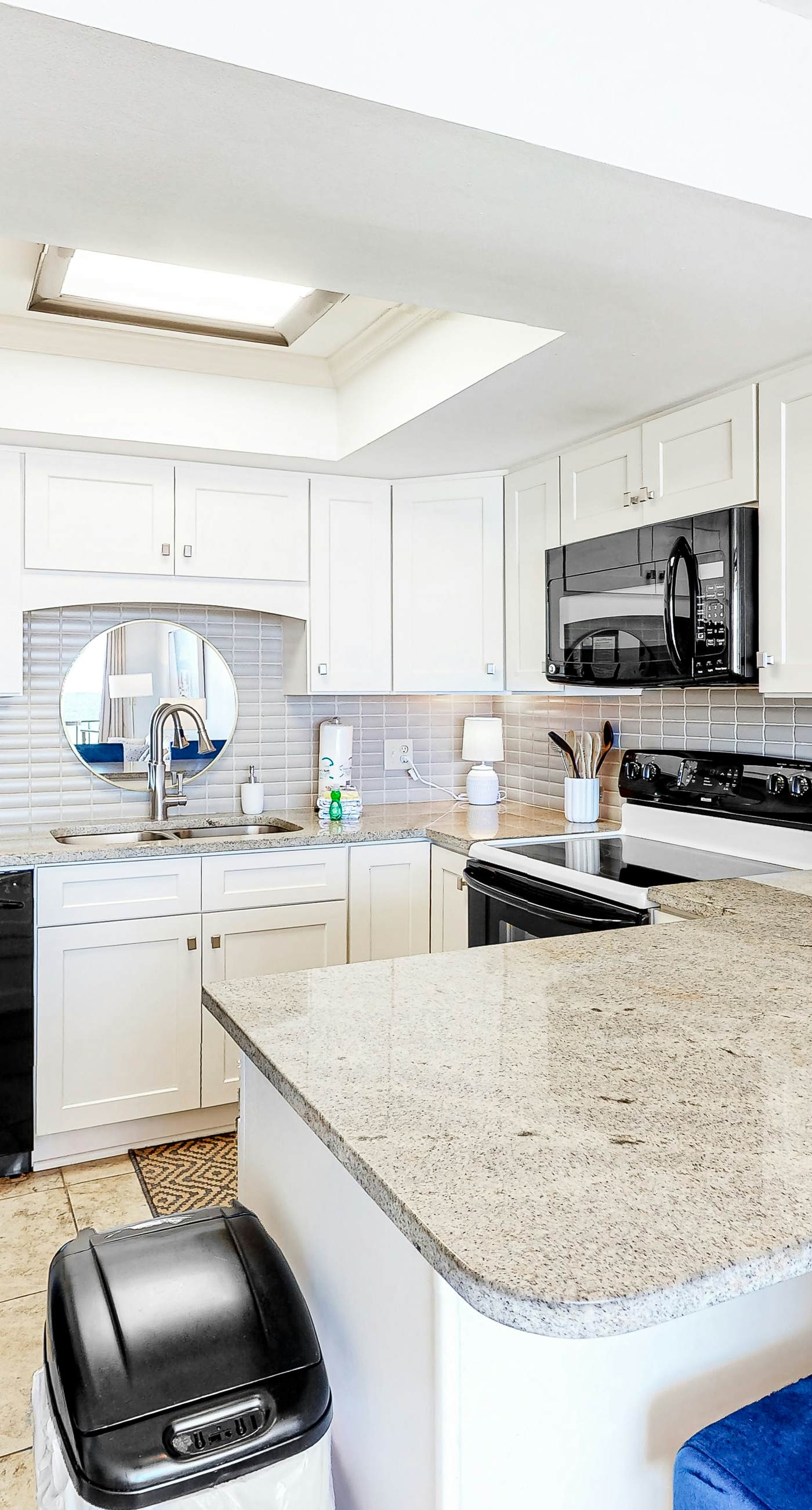 Beachfront beauty with private balcony, beach access, & shared pool,hot tub