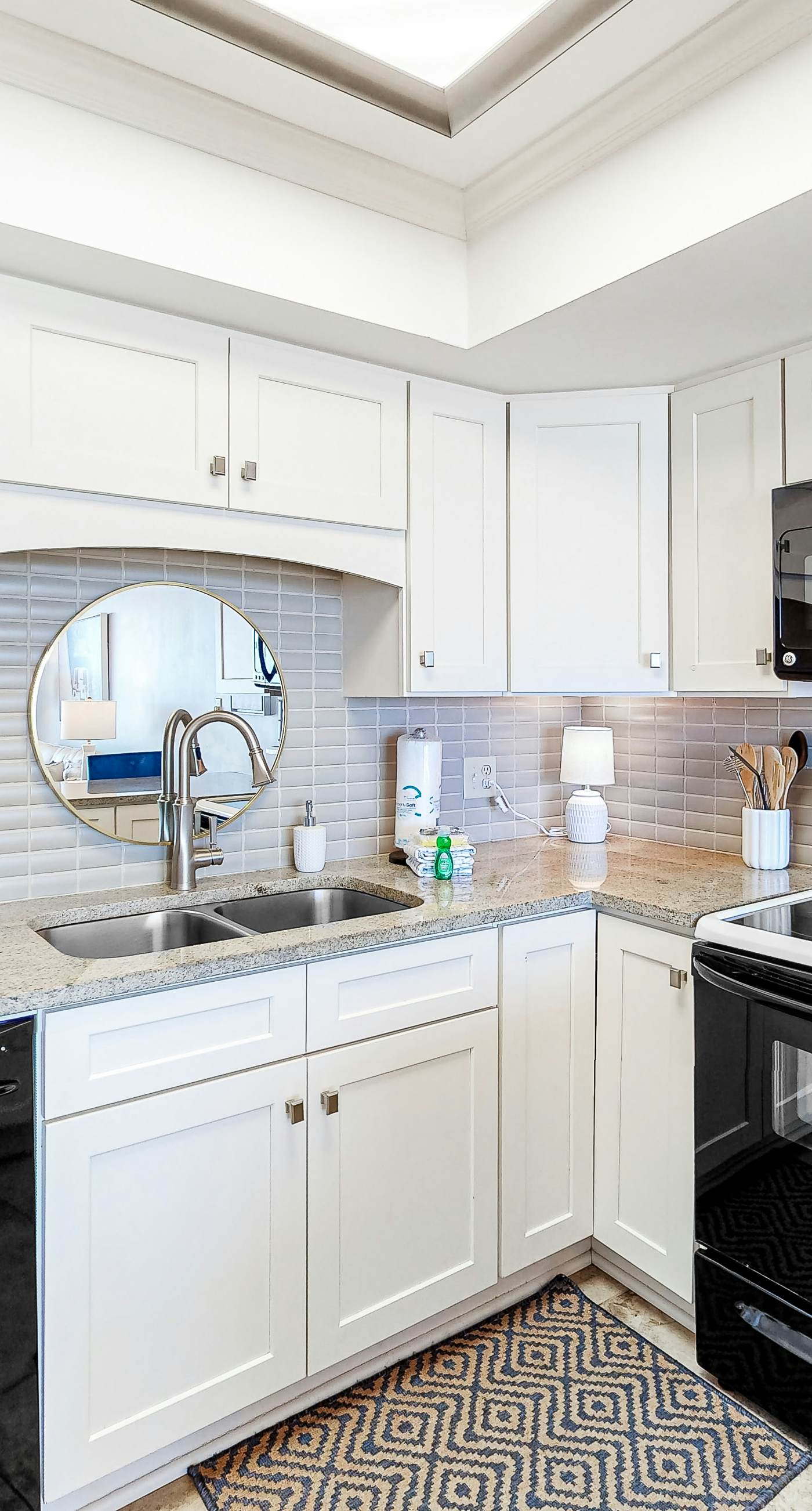 Beachfront beauty with private balcony, beach access, & shared pool,hot tub