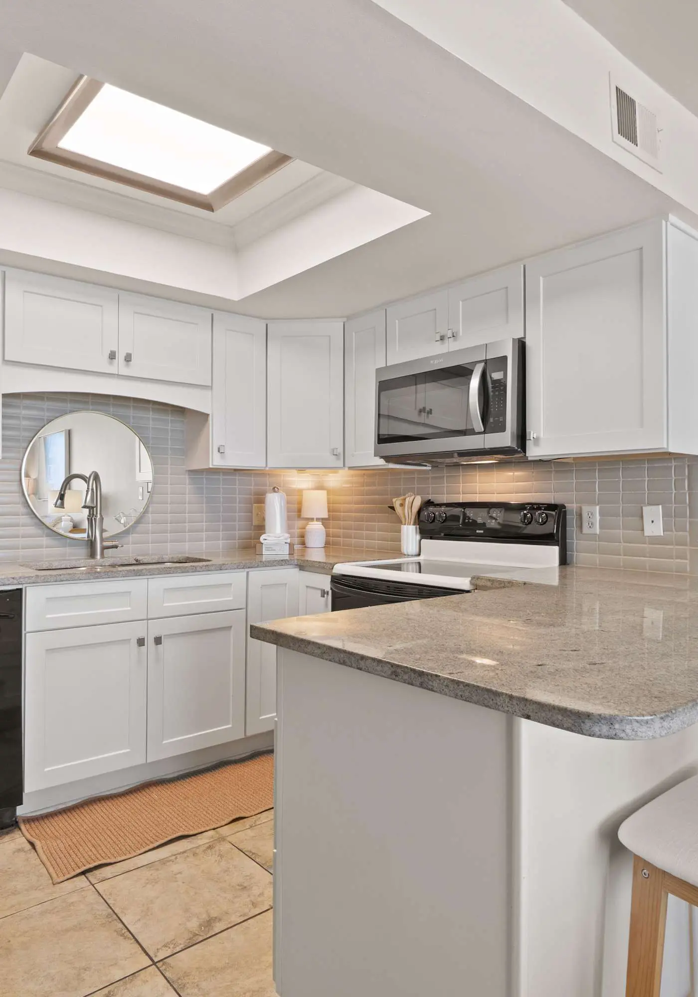 Beachfront beauty with private balcony, beach access, & shared pool,hot tub