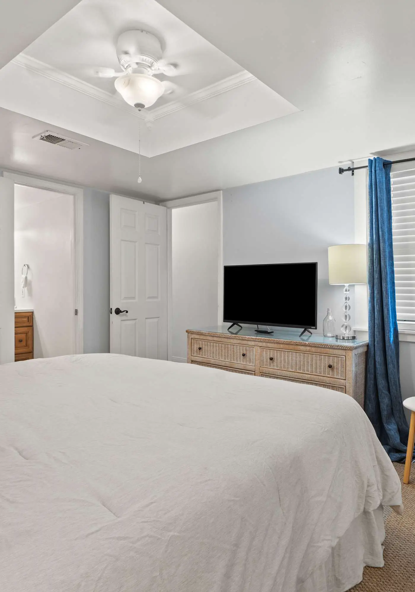 Beachfront beauty with private balcony, beach access, & shared pool,hot tub
