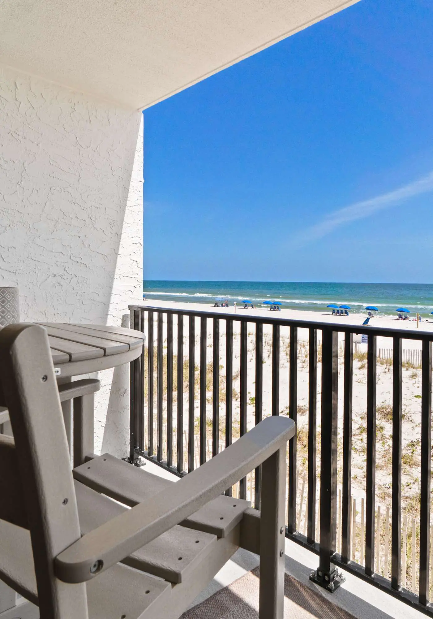 Beachfront beauty with private balcony, beach access, & shared pool,hot tub