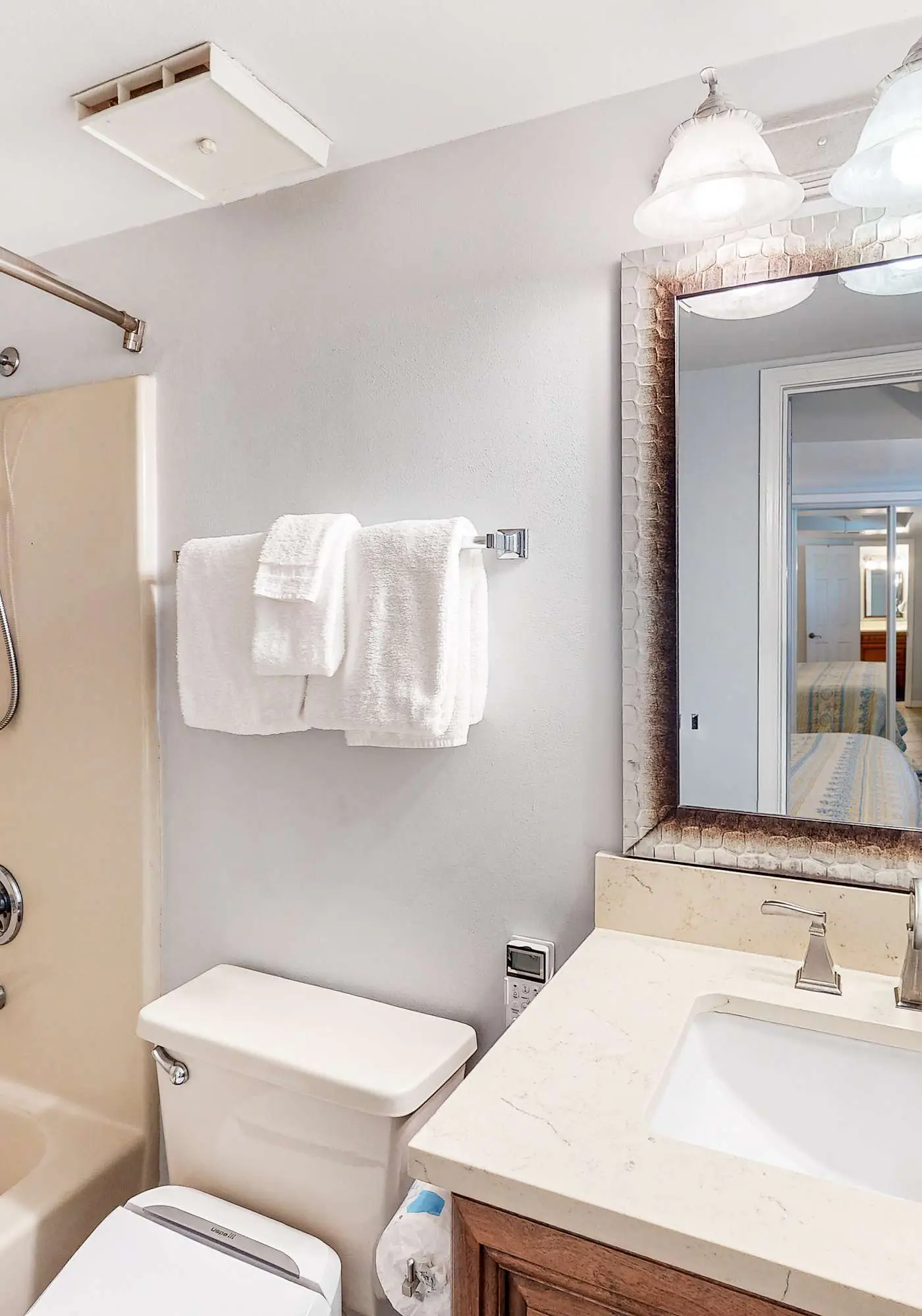 Beachfront beauty with private balcony, beach access, & shared pool,hot tub