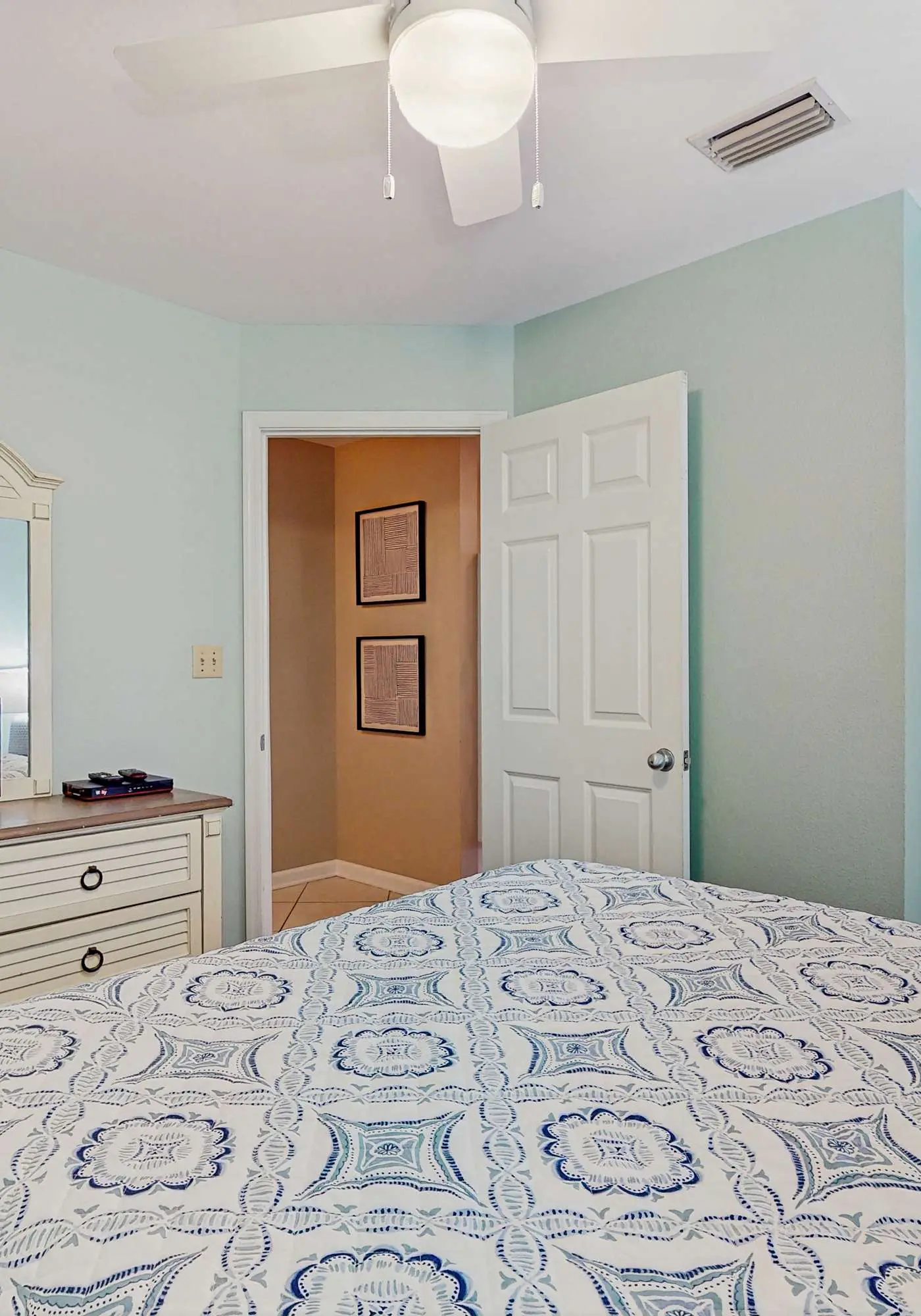 Cozy coastal condo with loft & shared pool and beach access