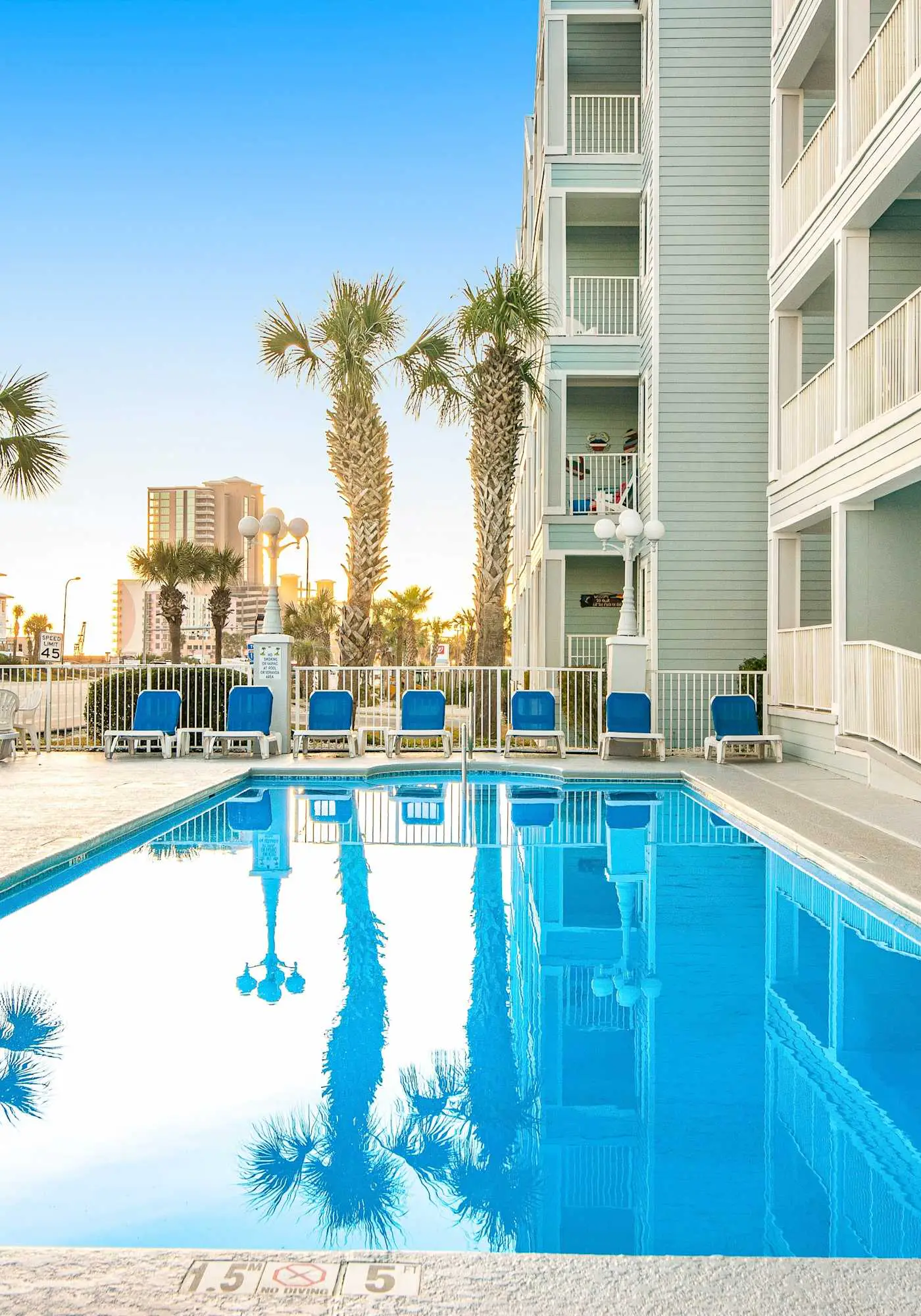 Cozy coastal condo with loft & shared pool and beach access