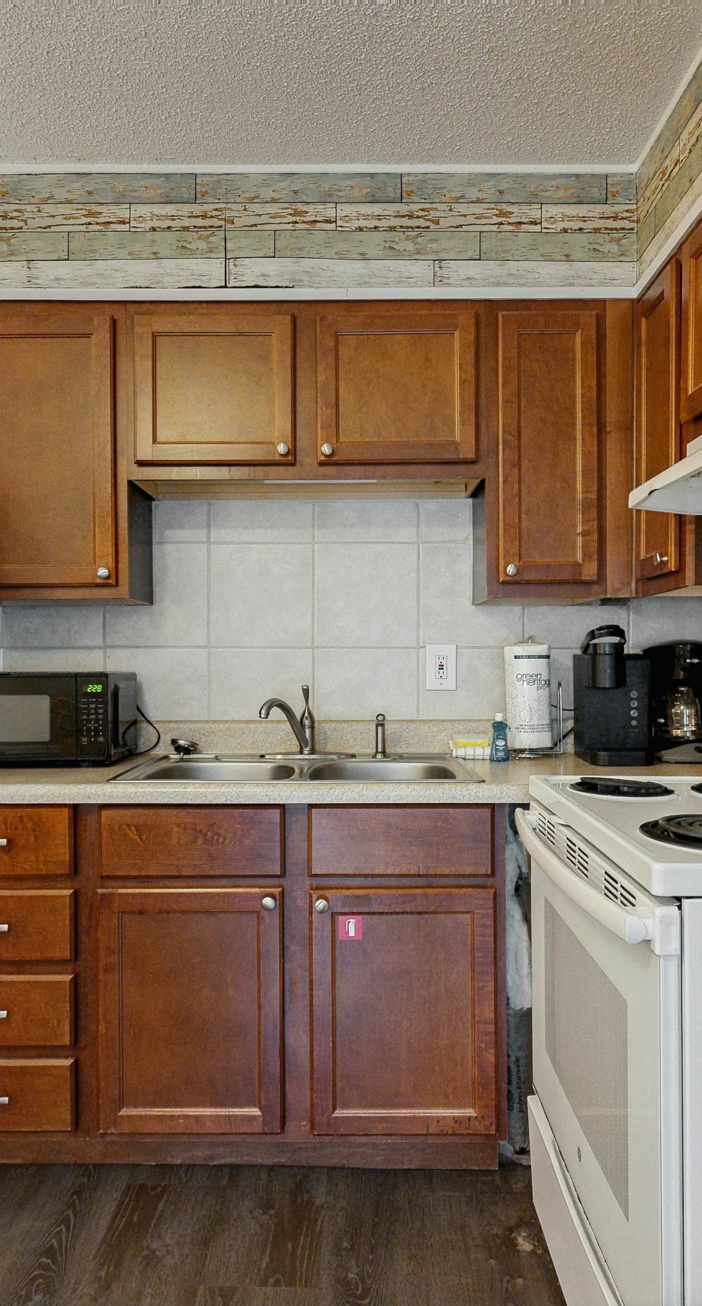 Coastal condo with Shared pool, Shared BBQ grill and beach access