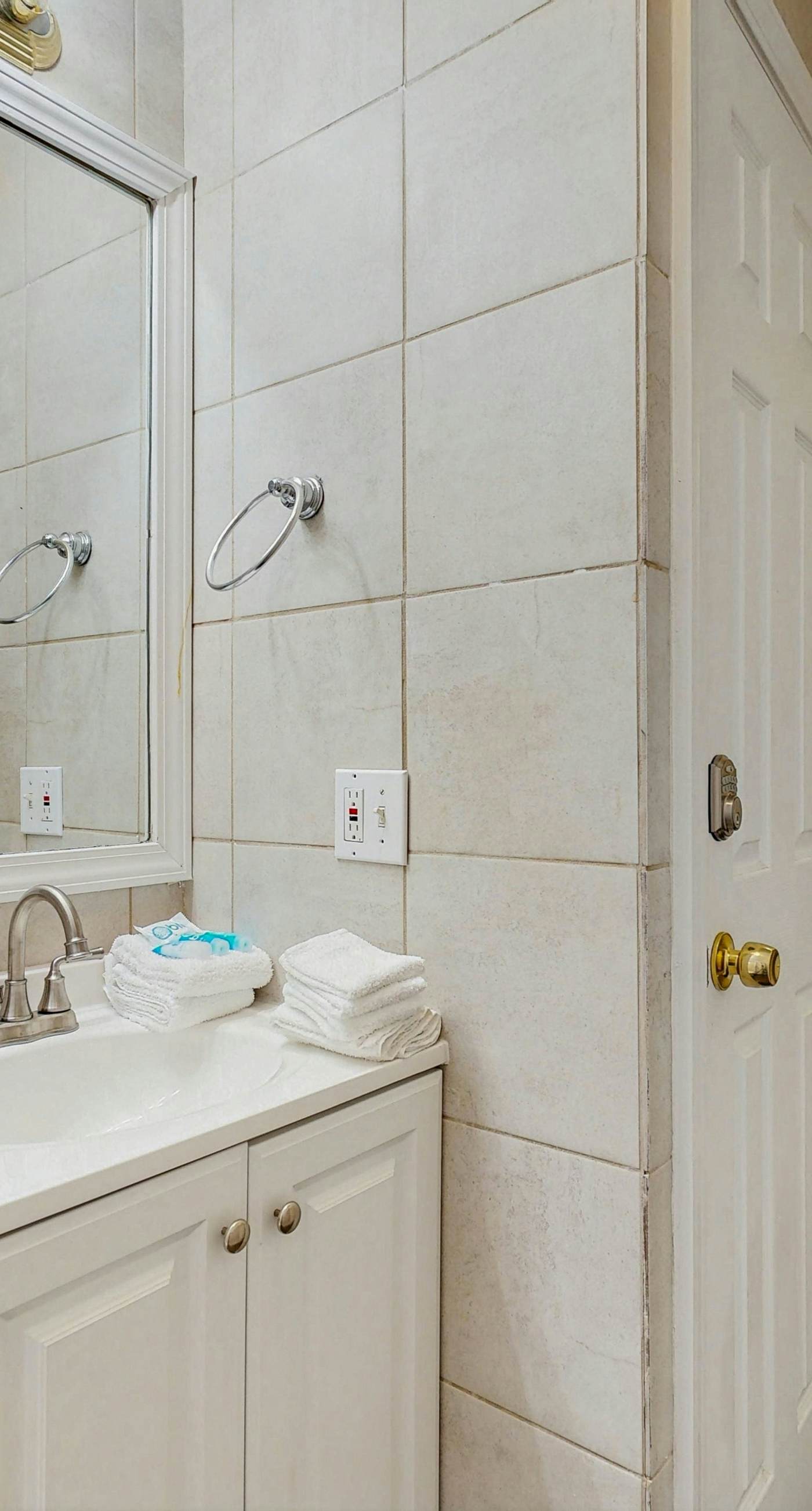 Coastal condo with Shared pool, Shared BBQ grill and beach access