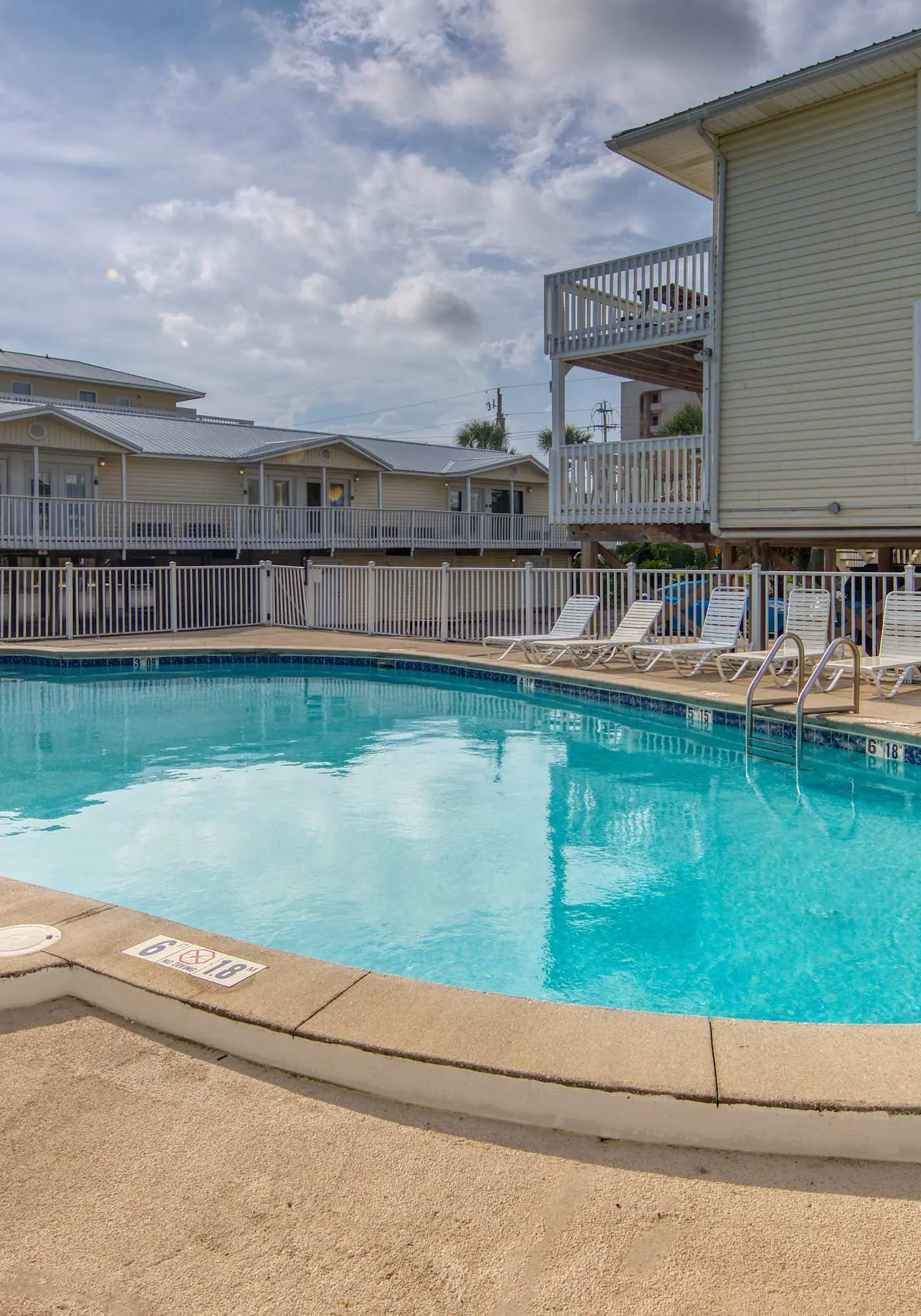 Coastal condo with Shared pool, Shared BBQ grill and beach access