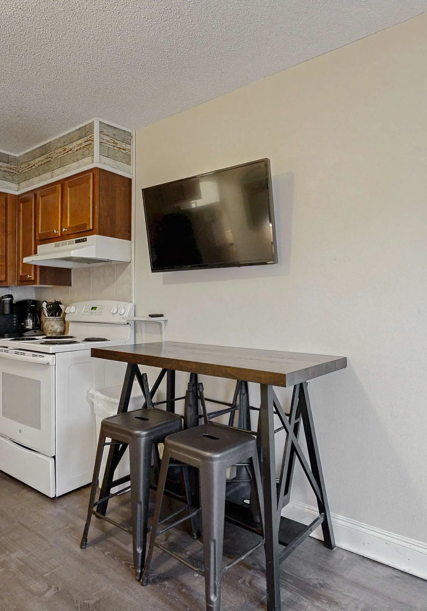 Coastal condo with Shared pool, Shared BBQ grill and beach access