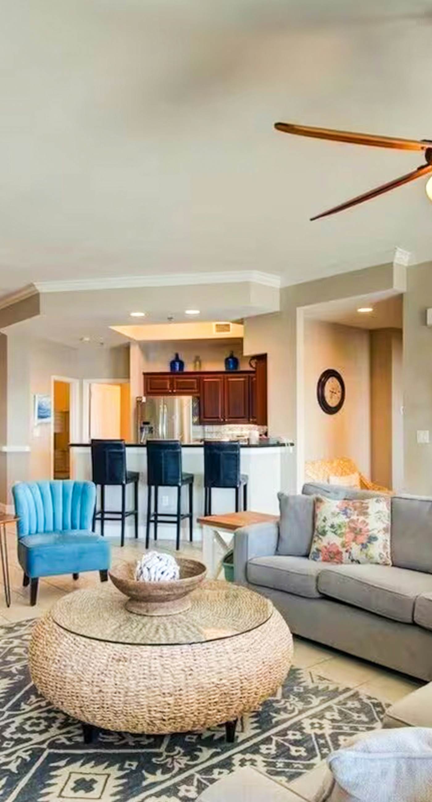 Gorgeous beachfront condo, shared pool and beach access