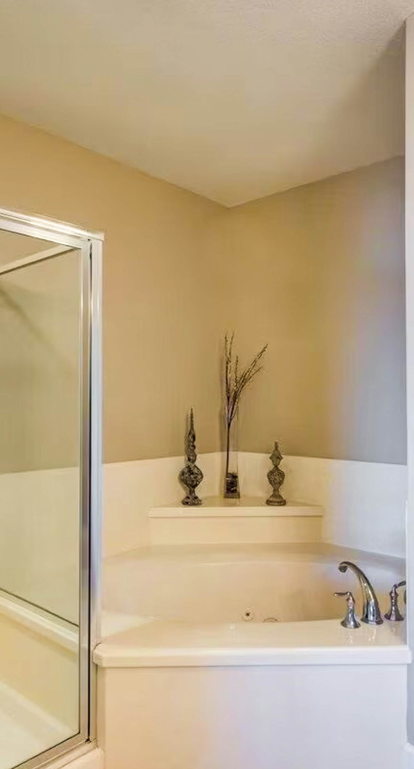 Gorgeous beachfront condo, shared pool and beach access