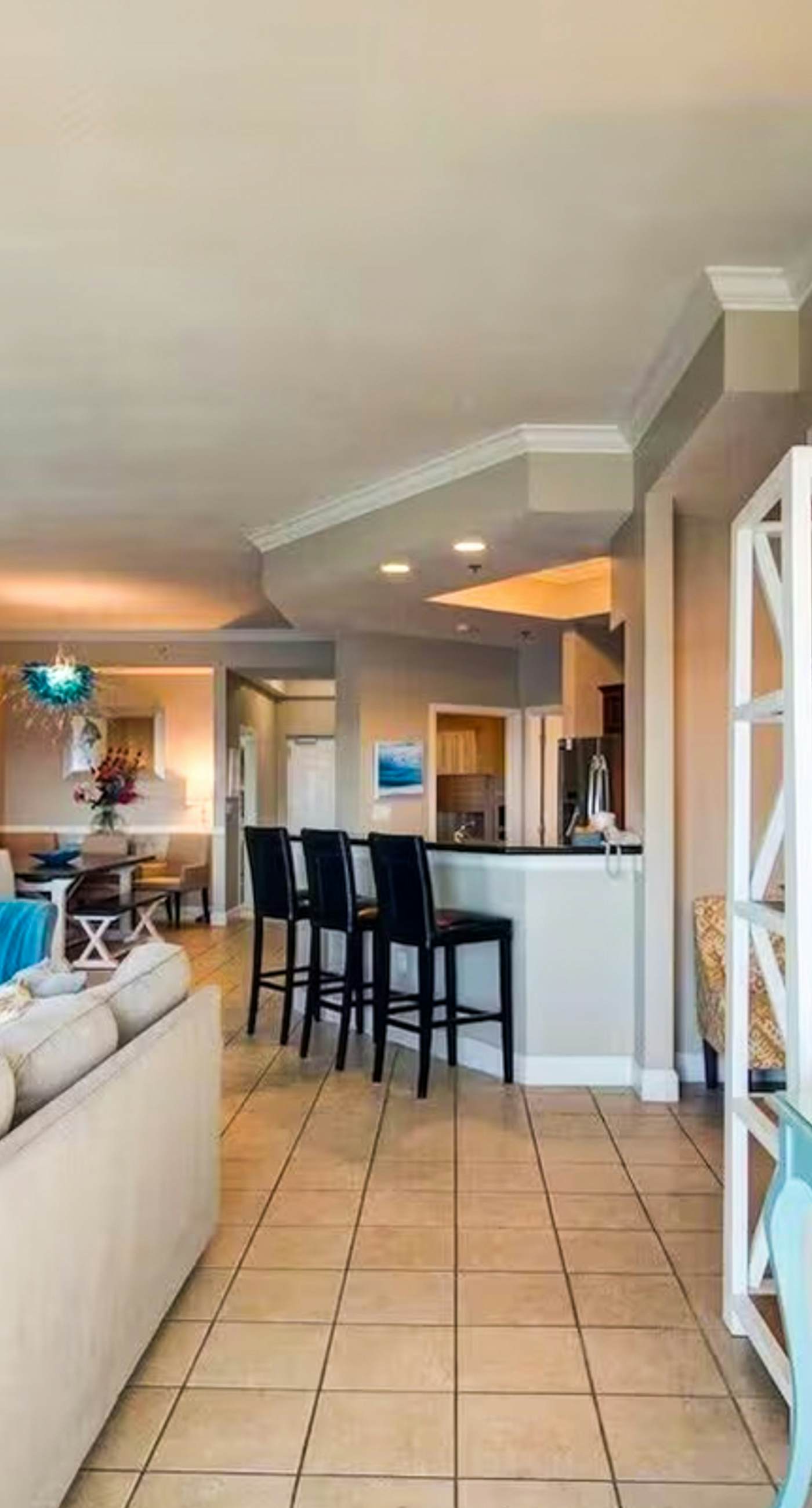 Gorgeous beachfront condo, shared pool and beach access