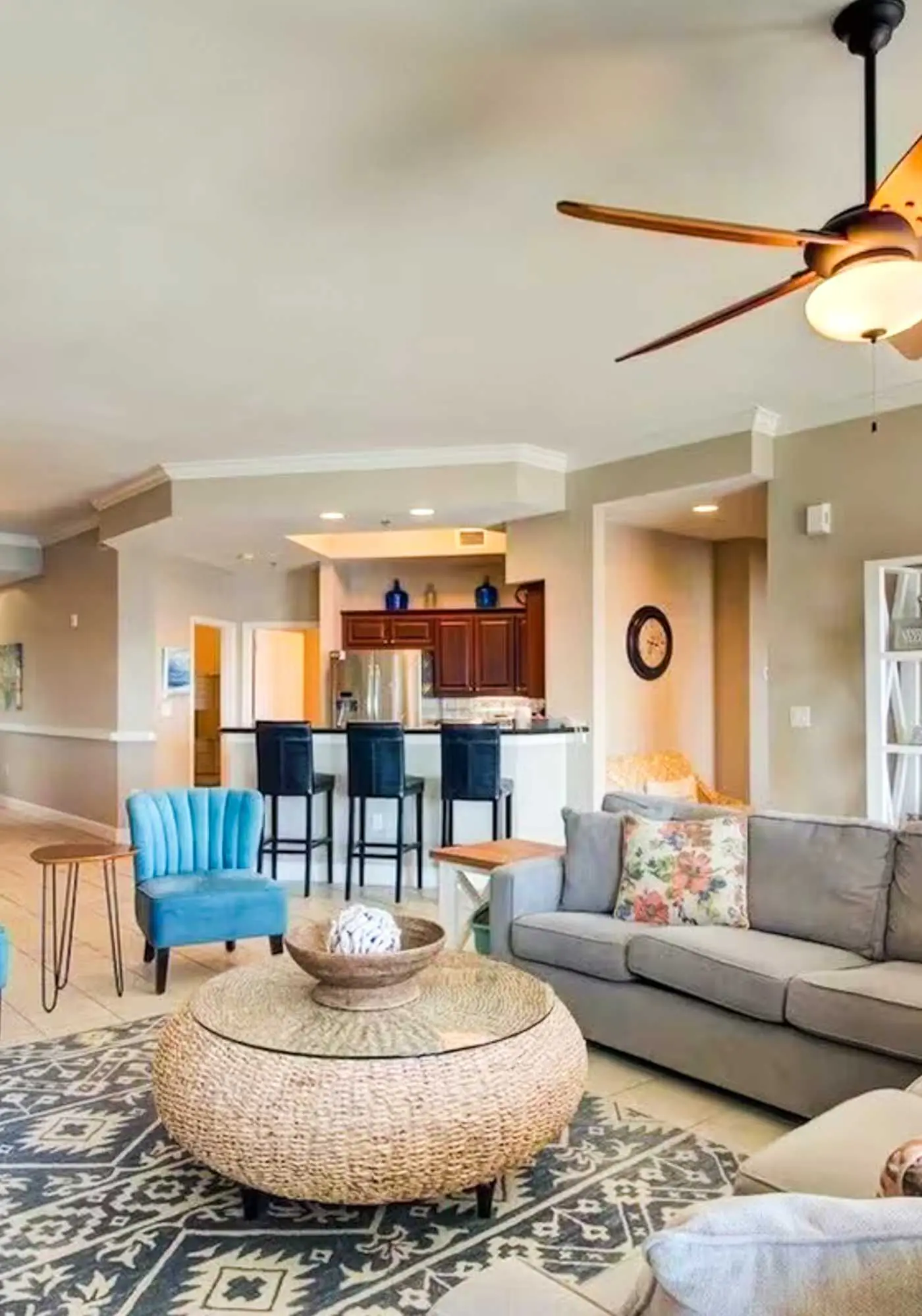 Gorgeous beachfront condo, shared pool and beach access