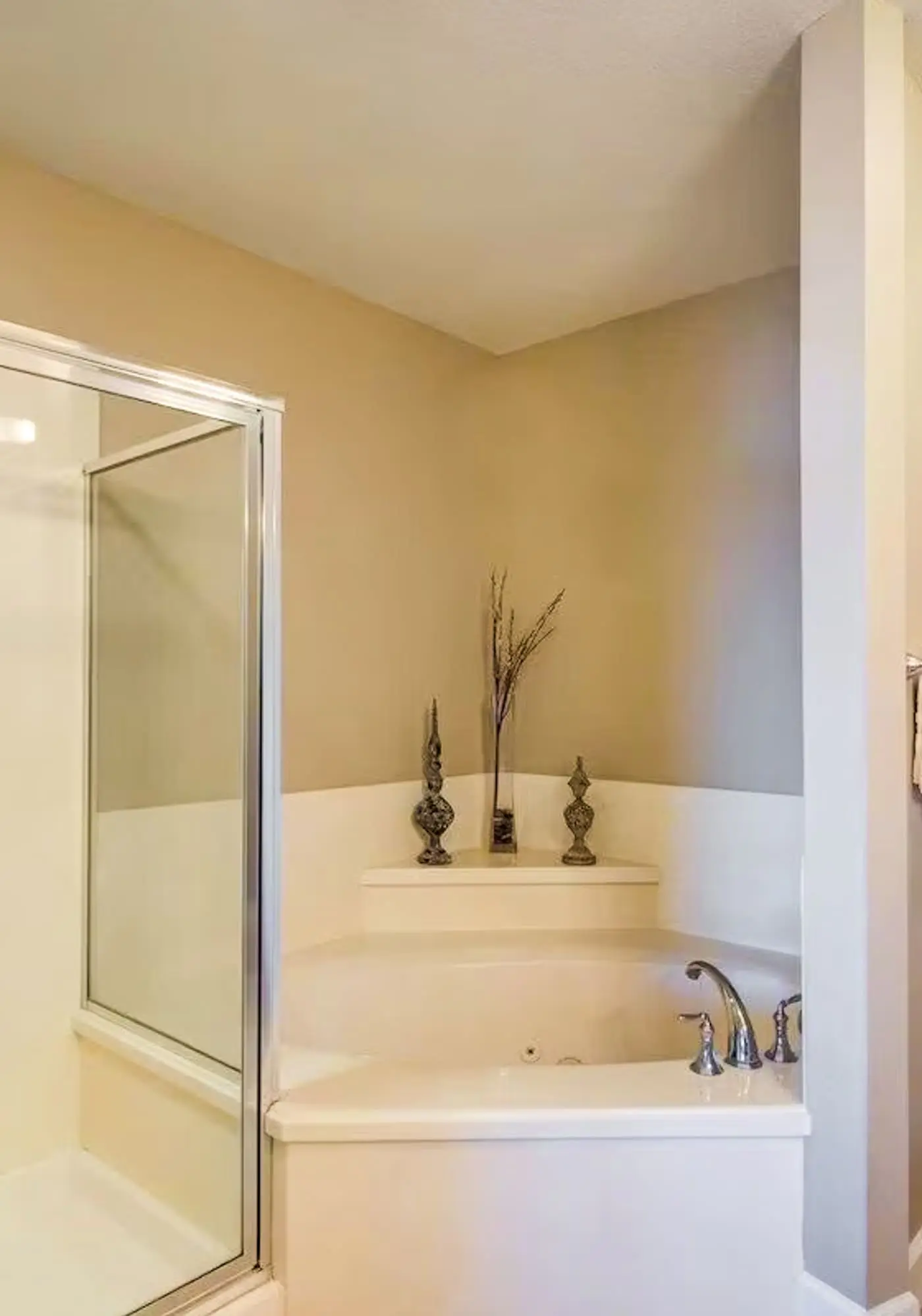 Gorgeous beachfront condo, shared pool and beach access