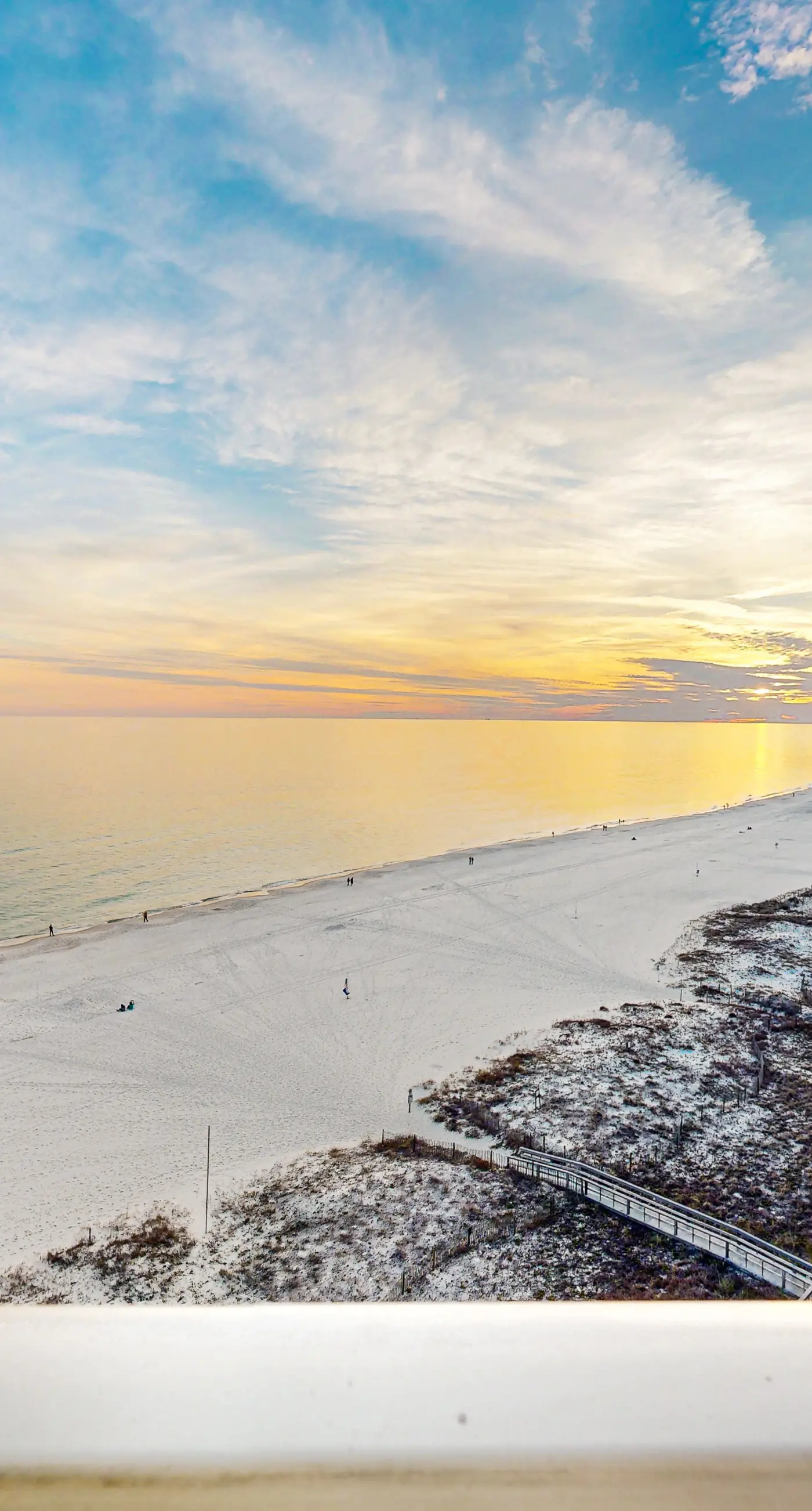 Beachfront condo with stunning views, shared hot tub, fitness room, & indoor pool