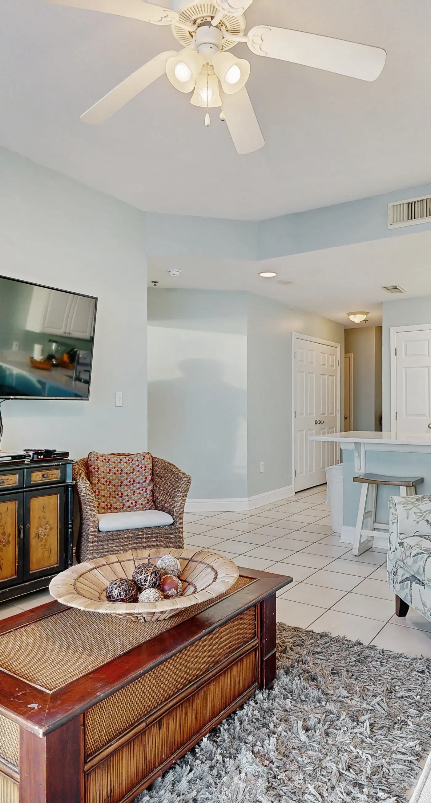 Beachfront condo with stunning views, shared hot tub, fitness room, & indoor pool