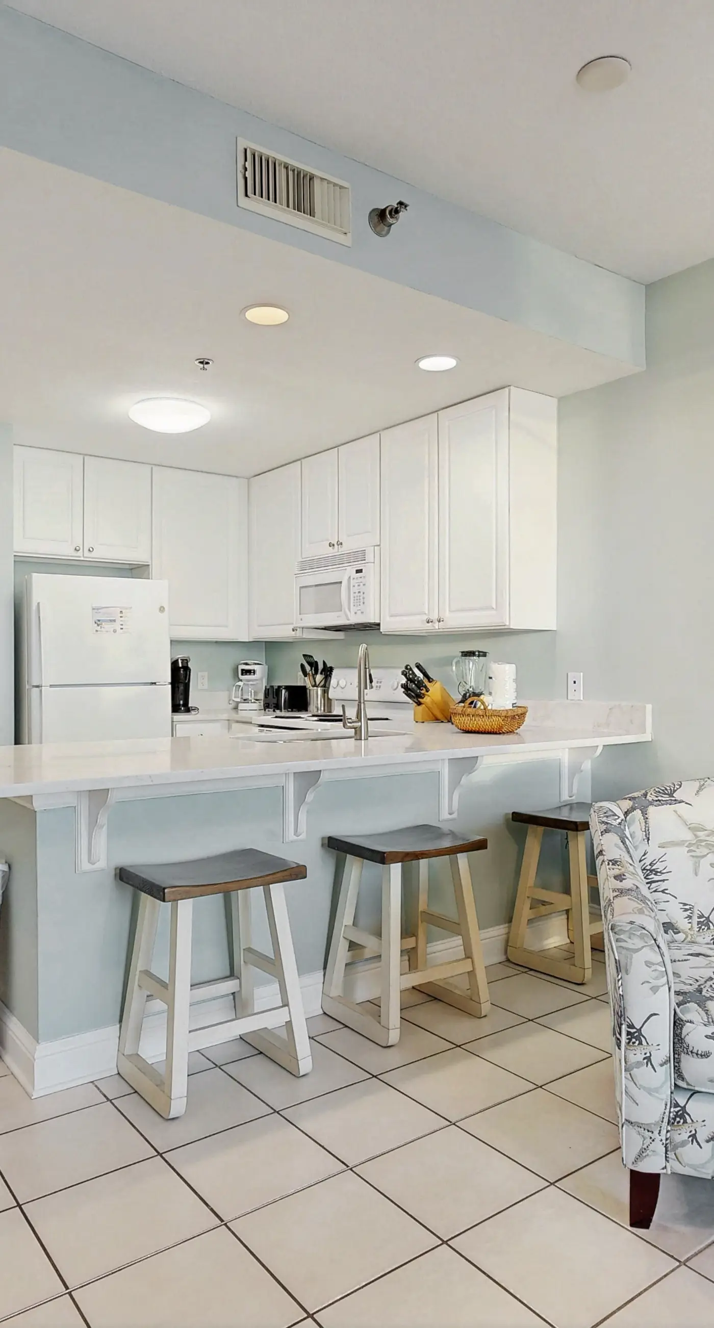 Beachfront condo with stunning views, shared hot tub, fitness room, & indoor pool